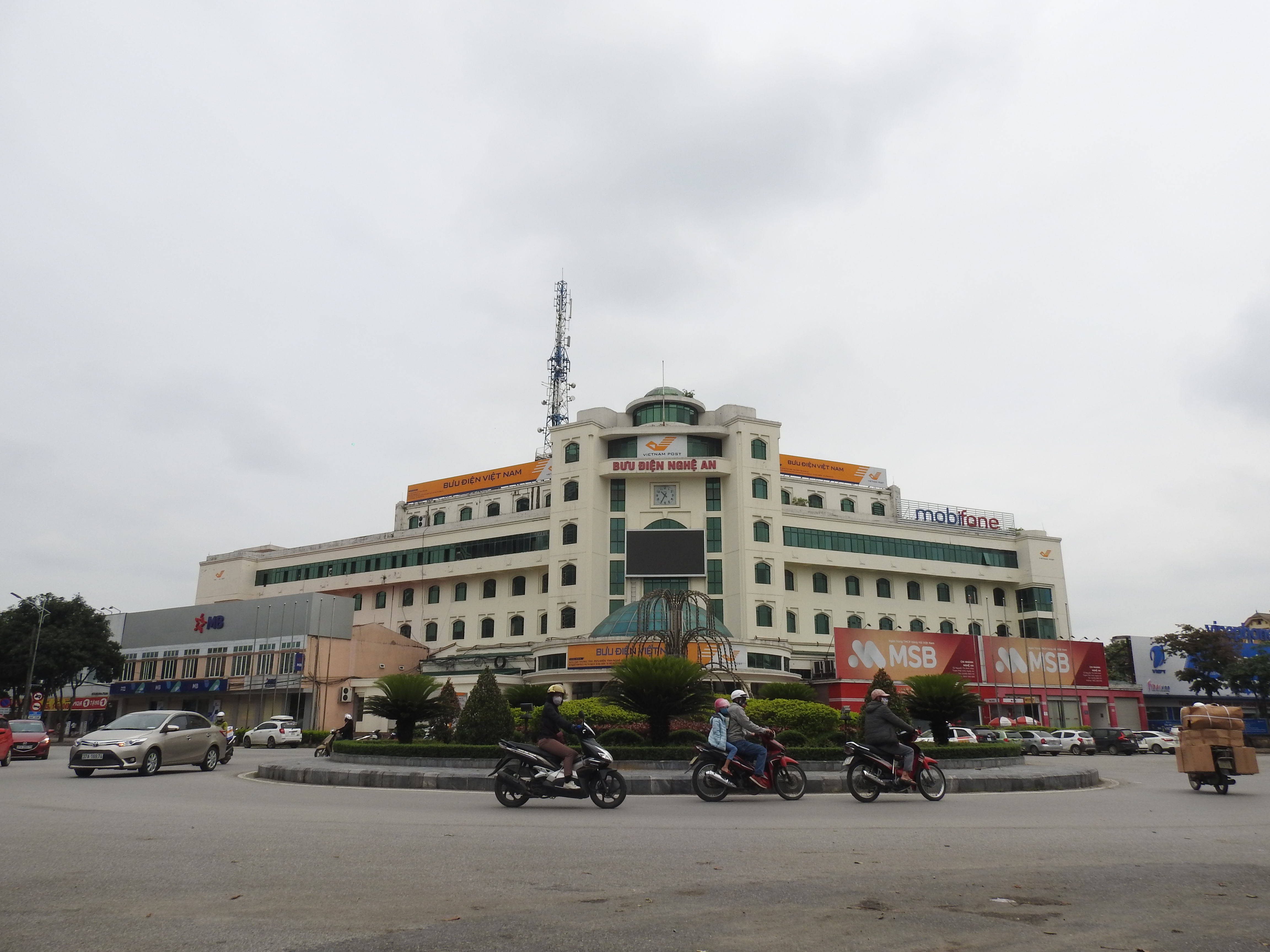 Nhịp sống tấp nập, hối hả của người dân TP Vinh sau chuỗi ngày cách li xã hội - Ảnh 16. Nhịp sống tấp nập, hối hả của người dân TP Vinh sau chuỗi ngày cách li xã hội - Ảnh 16.