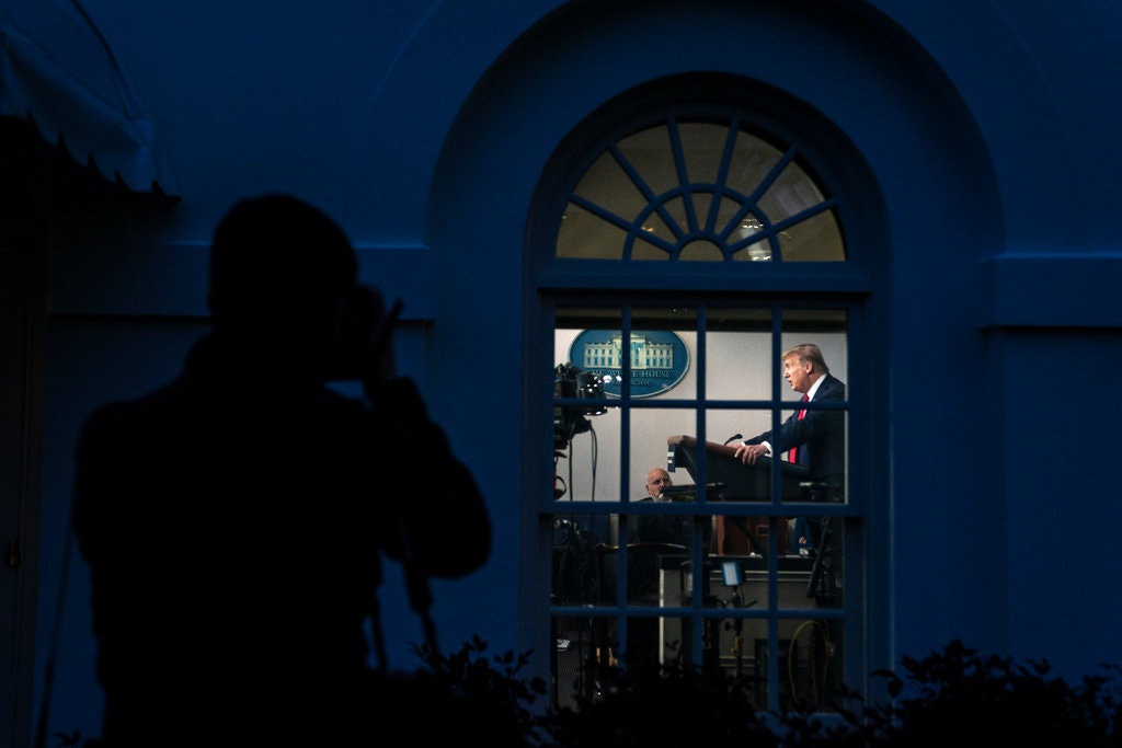 Cuộc sống của Tổng thống Trump những ngày 'cách li' trong Nhà Trắng - Ảnh 1. Cuộc sống của Tổng thống Trump những ngày 'cách li' trong Nhà Trắng - Ảnh 1.