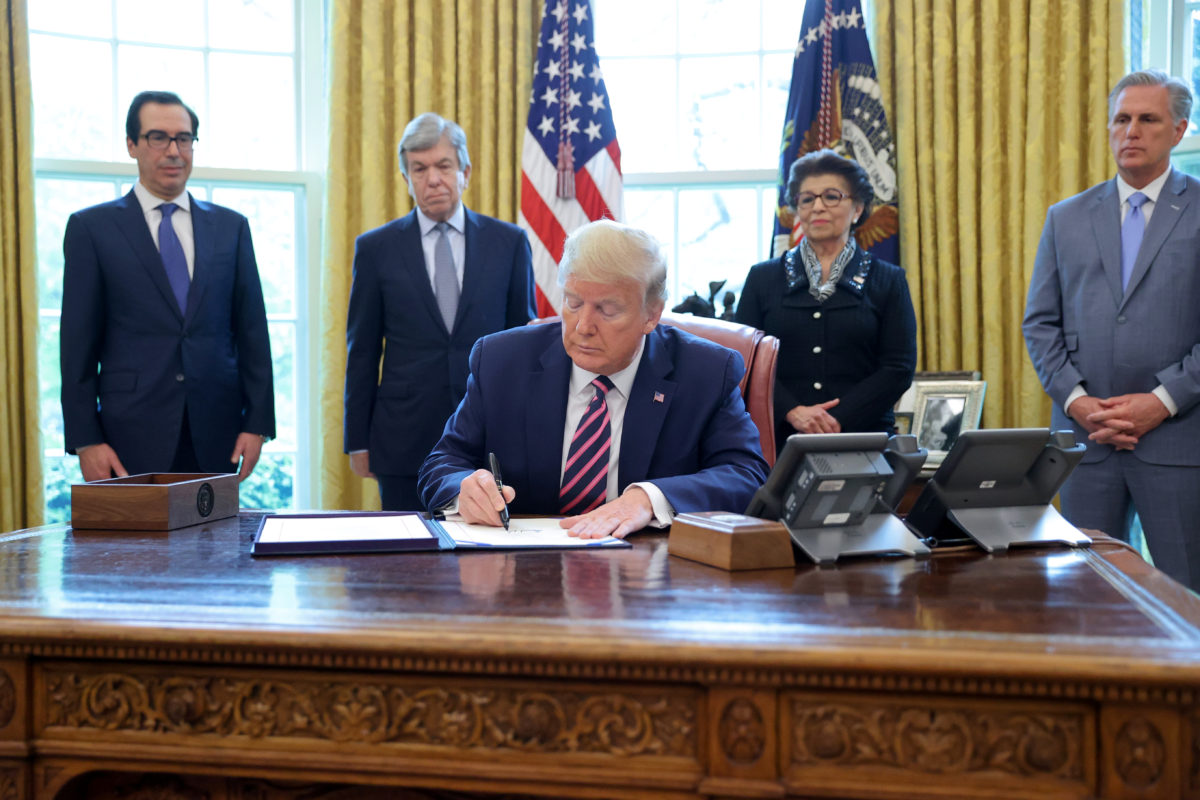 Cập nhật Covid-19 thế giới ngày 25/4: Tổng thống Trump vừa kí phê chuẩn gói cứu trợ kinh tế 483 tỉ USD, - Ảnh 1. Cập nhật Covid-19 thế giới ngày 25/4: Tổng thống Trump vừa kí phê chuẩn gói cứu trợ kinh tế 483 tỉ USD, - Ảnh 1.