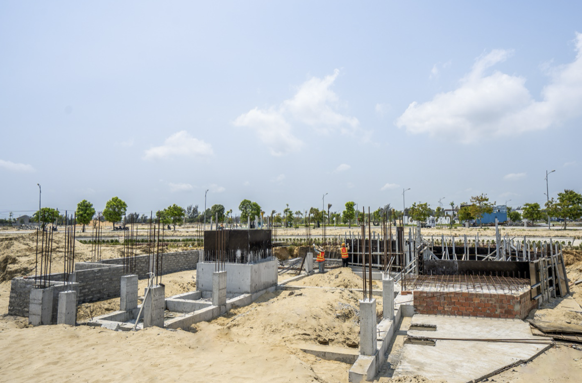 Biệt thự kiểu Anh – Regal đã hoàn thiện phần móng và chuẩn bị đổ sàn tầng một. (Ảnh: ĐXMT). Biệt thự kiểu Anh – Regal đã hoàn thiện phần móng và chuẩn bị đổ sàn tầng một. (Ảnh: ĐXMT).