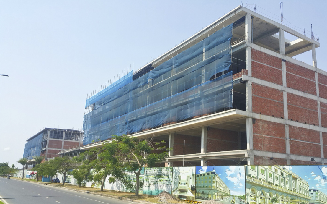 Chuỗi shophouse đã được đổ sàn tầng 5 và đã cất nóc được một số căn. (Ảnh: ĐXMT). Chuỗi shophouse đã được đổ sàn tầng 5 và đã cất nóc được một số căn. (Ảnh: ĐXMT).