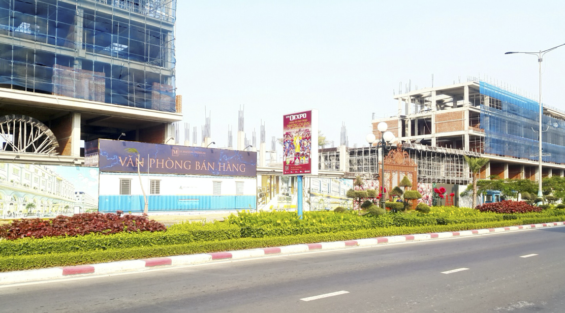 Một góc nhìn về chuỗi shophouse La Maison Premium hướng về phía trung tâm. (Ảnh: ĐXMT). Một góc nhìn về chuỗi shophouse La Maison Premium hướng về phía trung tâm. (Ảnh: ĐXMT).