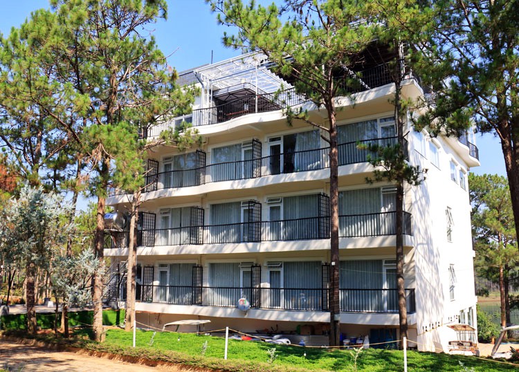 Đập 3 biệt thự không phép của doanh nghiệp phá rừng - Ảnh 1.