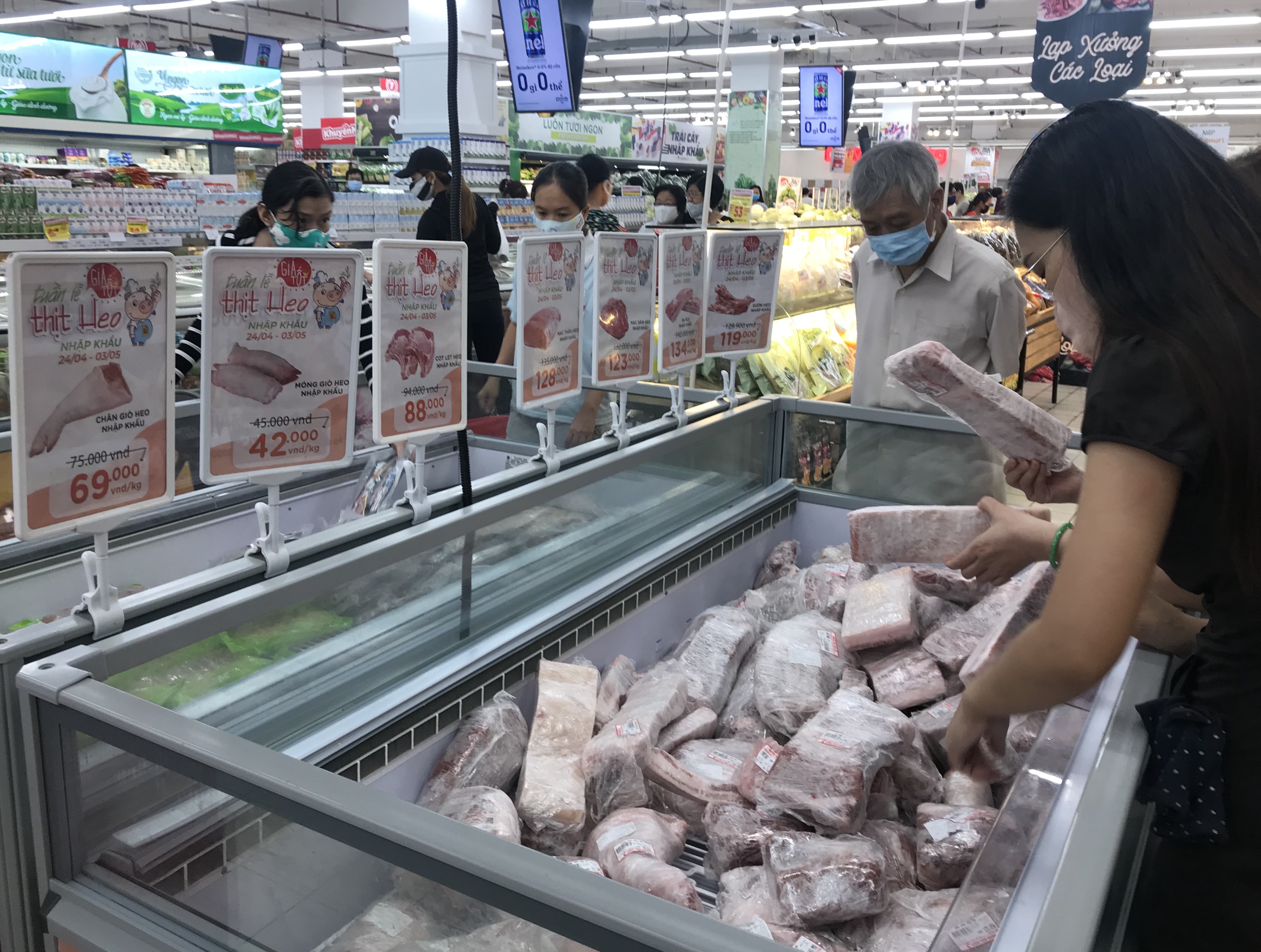 Thịt heo nhập khẩu bán đầy siêu thị, giá chỉ từ 42.000 đồng/kg, thấp hơn 3 lần so với thịt trong nước - Ảnh 3.