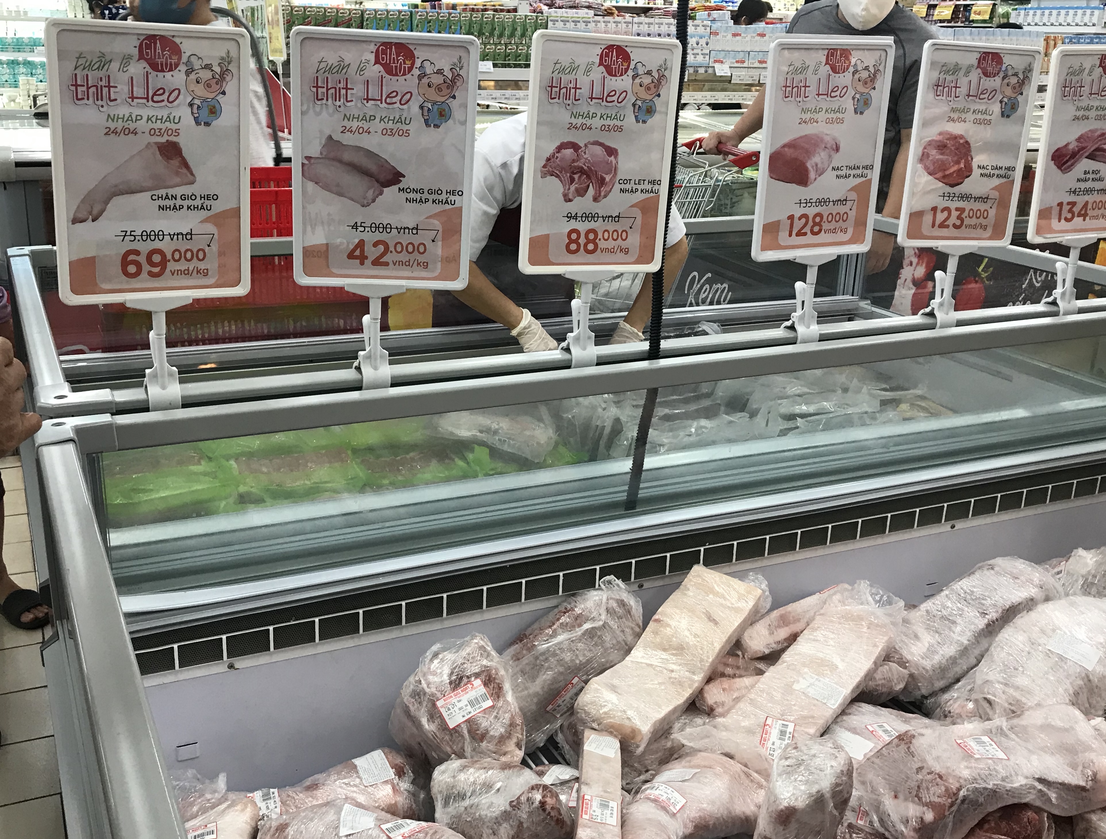 Thịt heo nhập khẩu bán đầy siêu thị, giá chỉ từ 42.000 đồng/kg, thấp hơn 3 lần so với thịt trong nước - Ảnh 1.