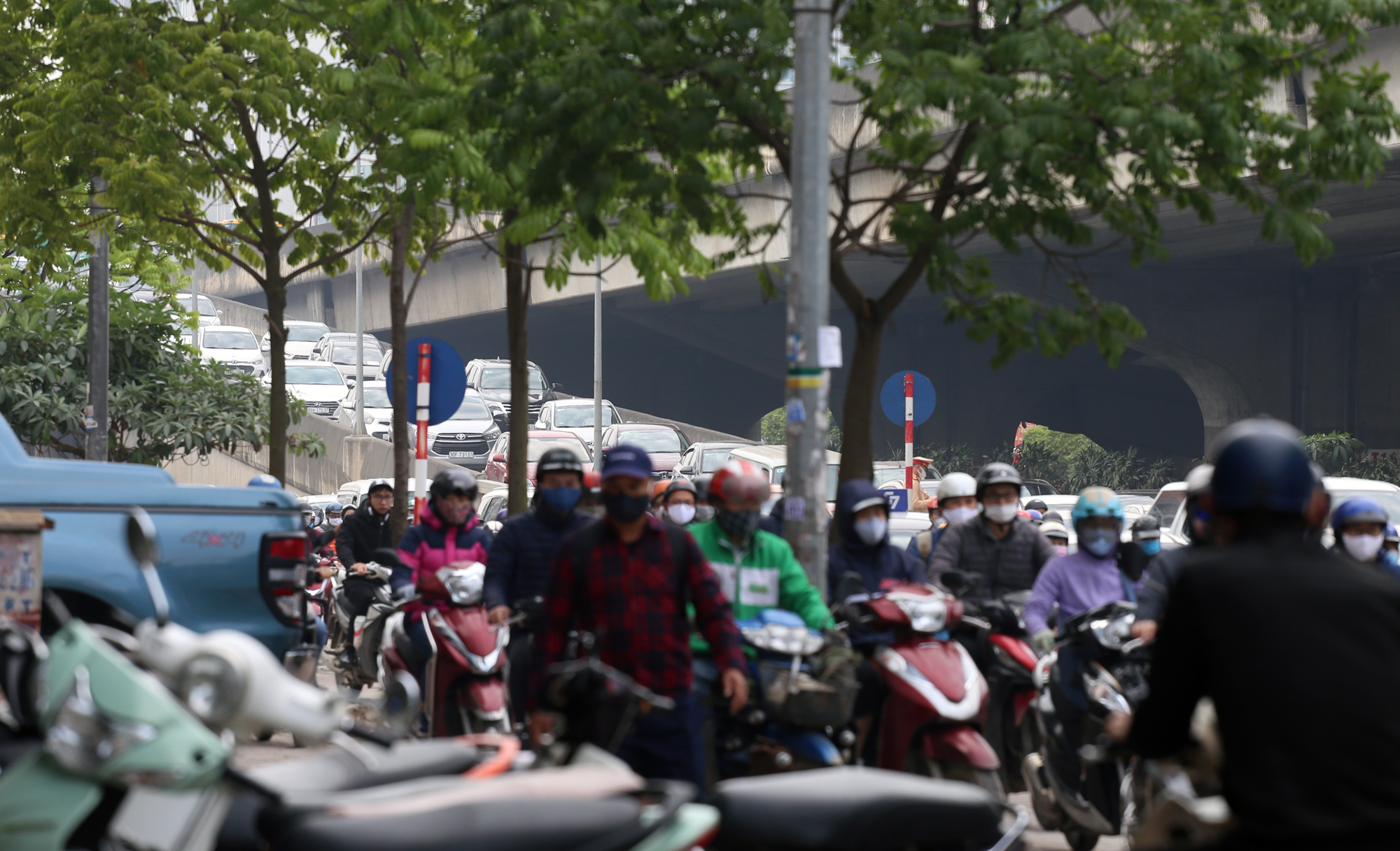 Chưa đầy một tuần dừng cách li xã hội, đường xá Hà Nội lại ùn tắc kinh hoàng - Ảnh 3.