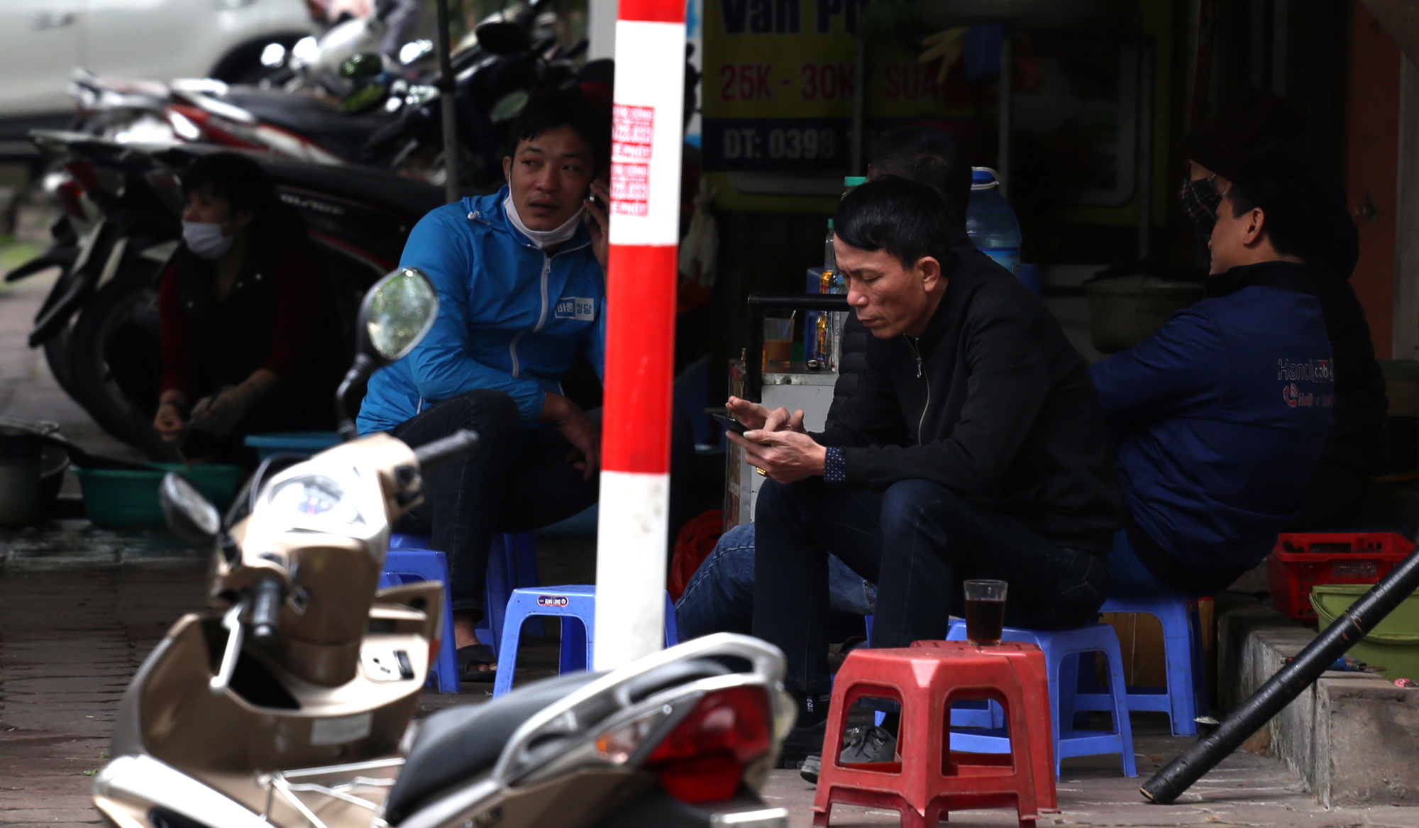 Trà đá chống lệnh cấm mở cửa, người dân ở Hà Nội vô tư 'chém gió' không khẩu trang - Ảnh 10.
