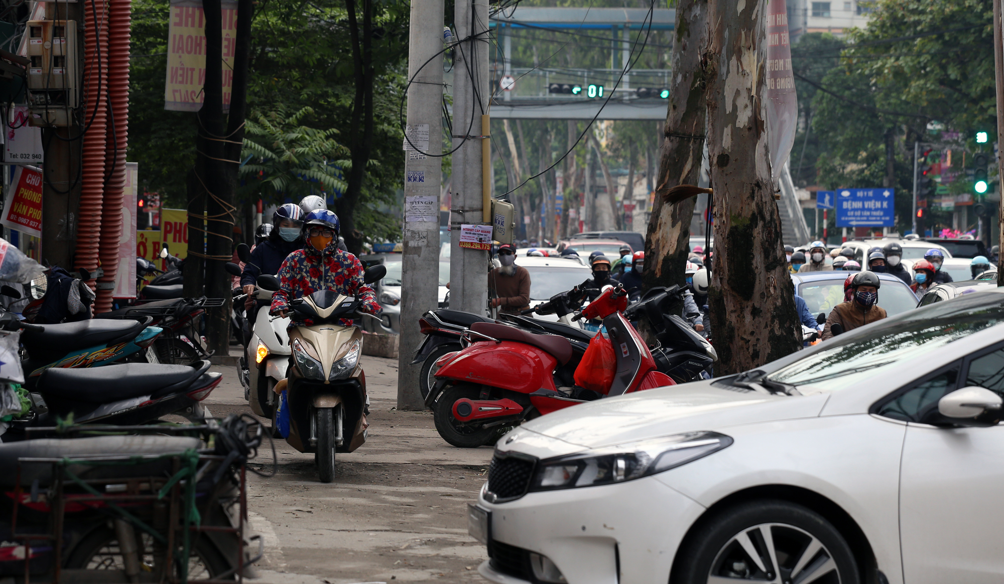 Chưa đầy một tuần dừng cách li xã hội, đường xá Hà Nội lại ùn tắc kinh hoàng - Ảnh 13.