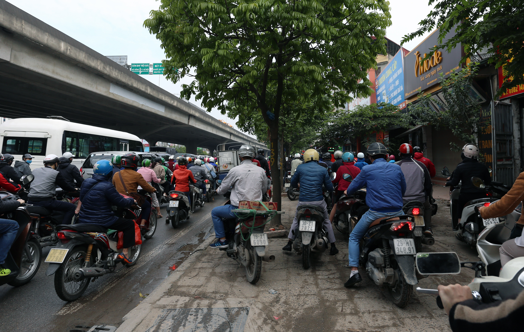 Chưa đầy một tuần dừng cách li xã hội, đường xá Hà Nội lại ùn tắc kinh hoàng - Ảnh 4.
