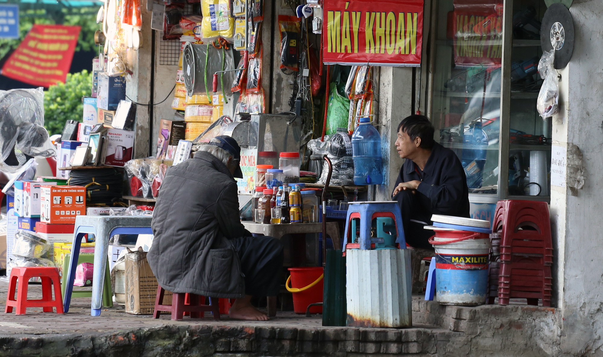 Trà đá chống lệnh cấm mở cửa, người dân ở Hà Nội vô tư 'chém gió' không khẩu trang - Ảnh 2.