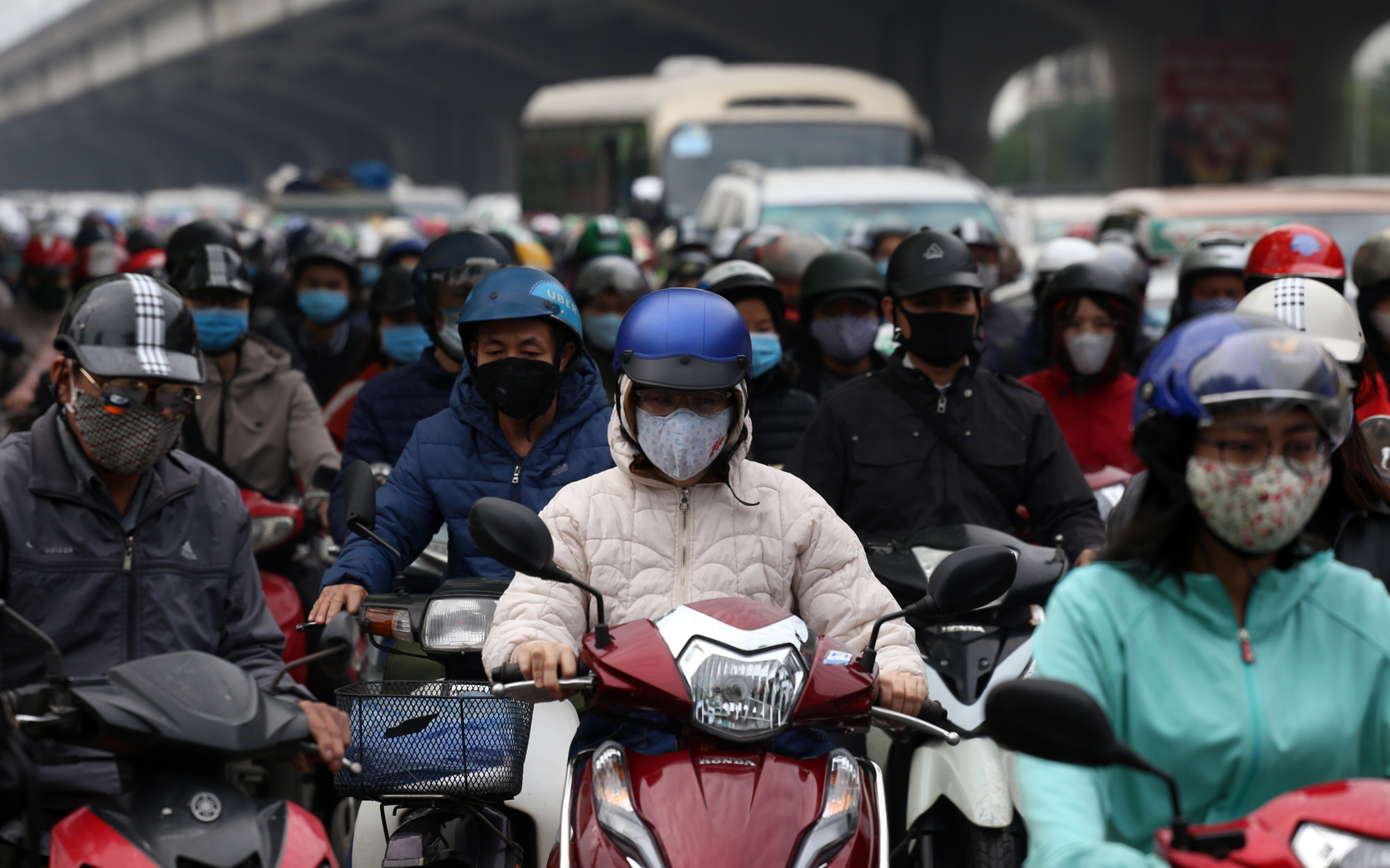 Chưa đầy một tuần dừng cách li xã hội, đường xá Hà Nội lại ùn tắc kinh hoàng - Ảnh 7.