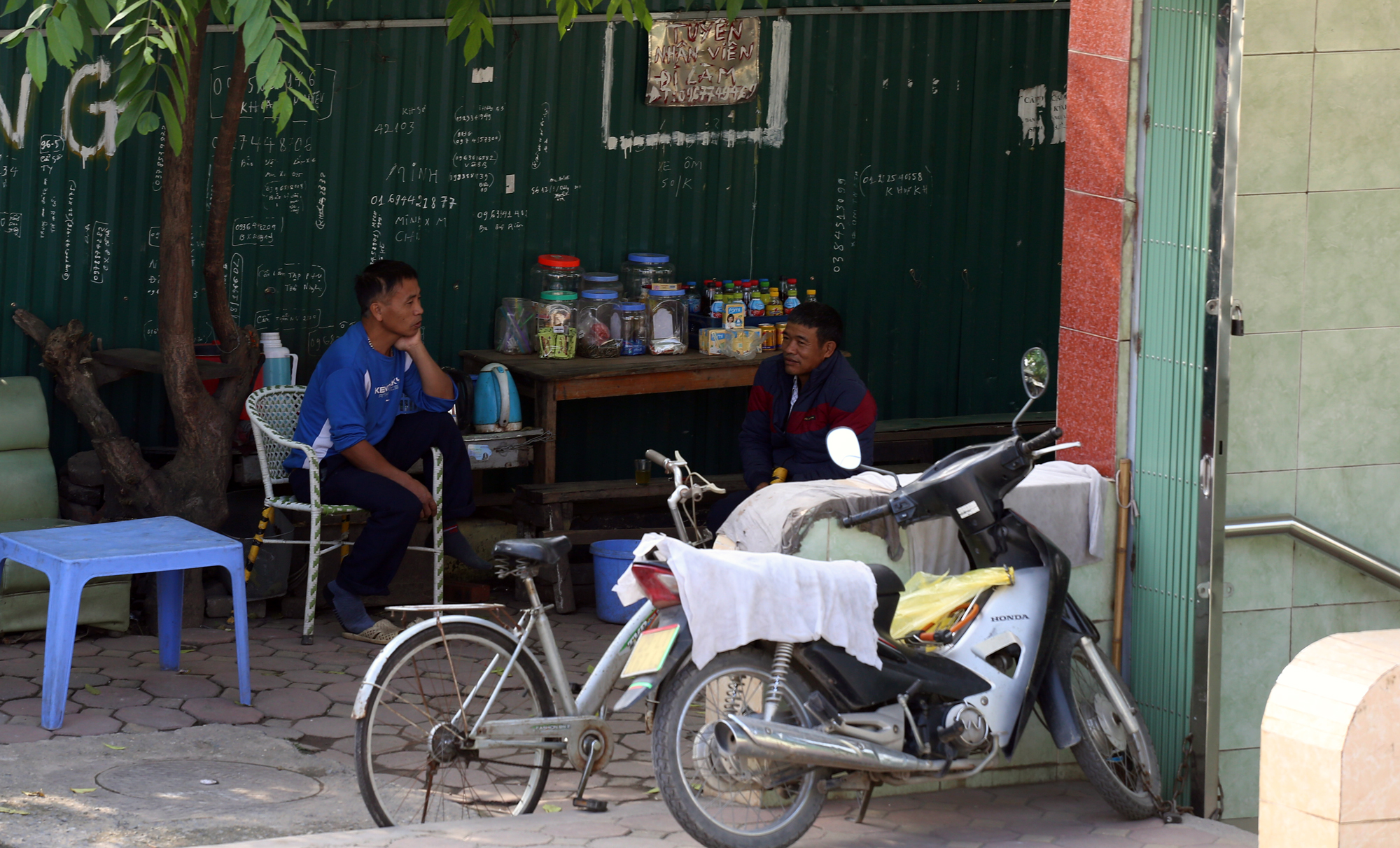 Trà đá chống lệnh cấm mở cửa, người dân ở Hà Nội vô tư 'chém gió' không khẩu trang - Ảnh 5.