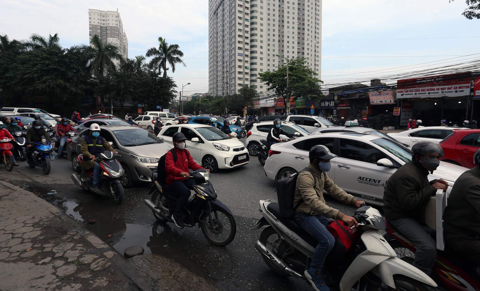 Chưa đầy một tuần dừng cách li xã hội, đường xá Hà Nội lại ùn tắc kinh hoàng - Ảnh 9.