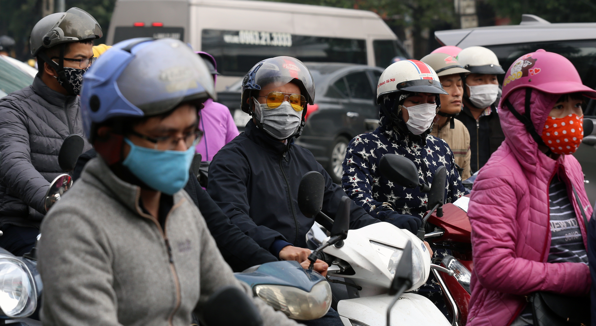 Chưa đầy một tuần dừng cách li xã hội, đường xá Hà Nội lại ùn tắc kinh hoàng - Ảnh 10.