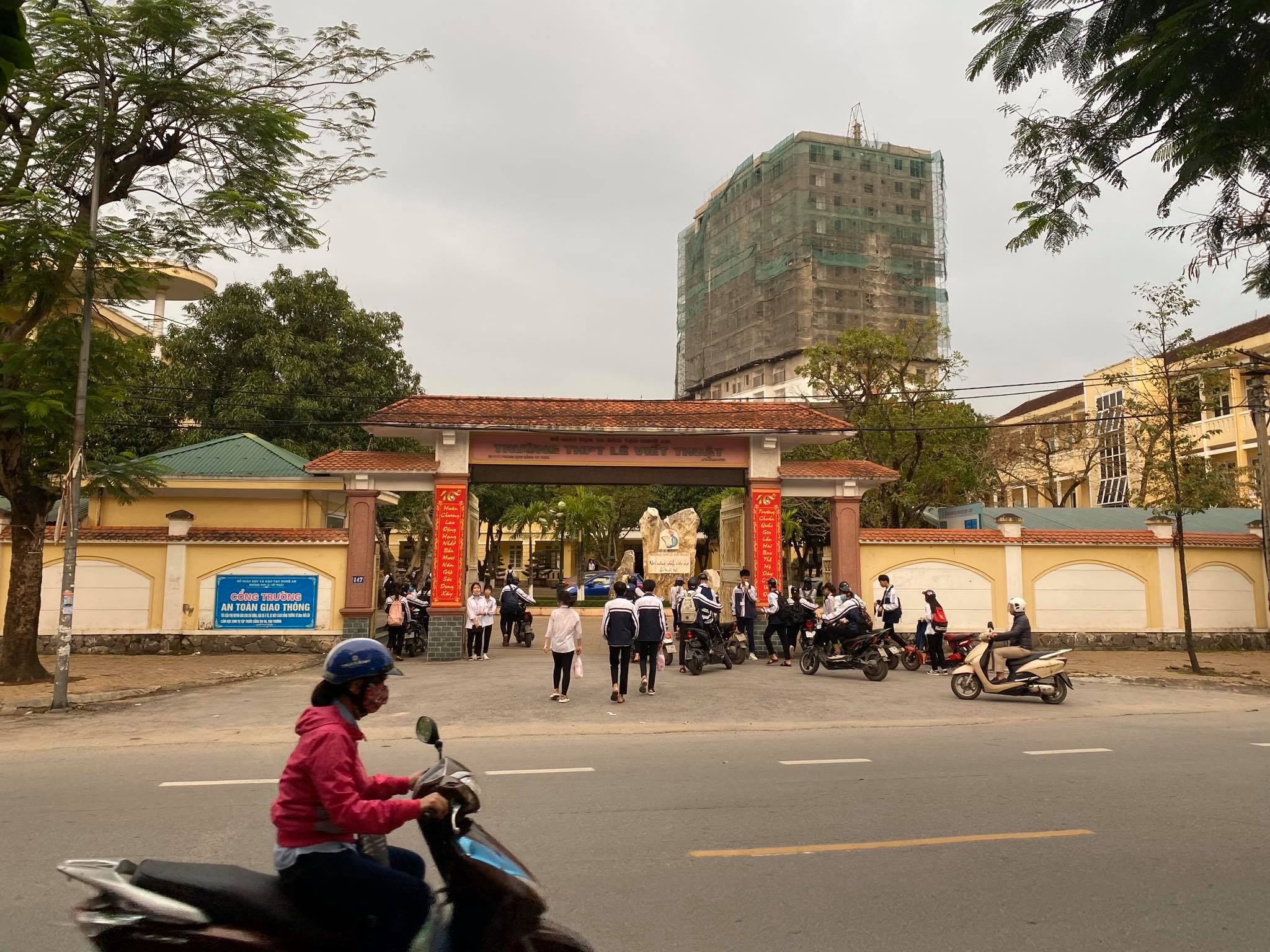 Nghệ An: Học sinh THPT trở lại trường sau thời gian cách li xã hội - Ảnh 12. Nghệ An: Học sinh THPT trở lại trường sau thời gian cách li xã hội - Ảnh 12.