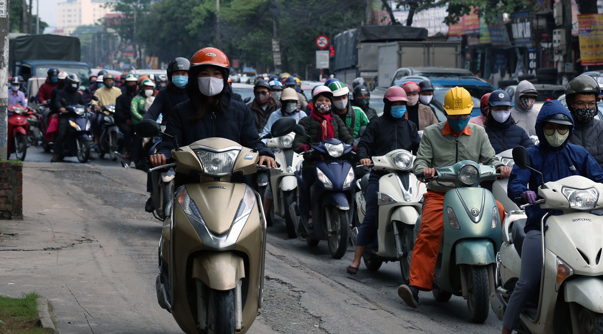 Chưa đầy một tuần dừng cách li xã hội, đường xá Hà Nội lại ùn tắc kinh hoàng - Ảnh 11.
