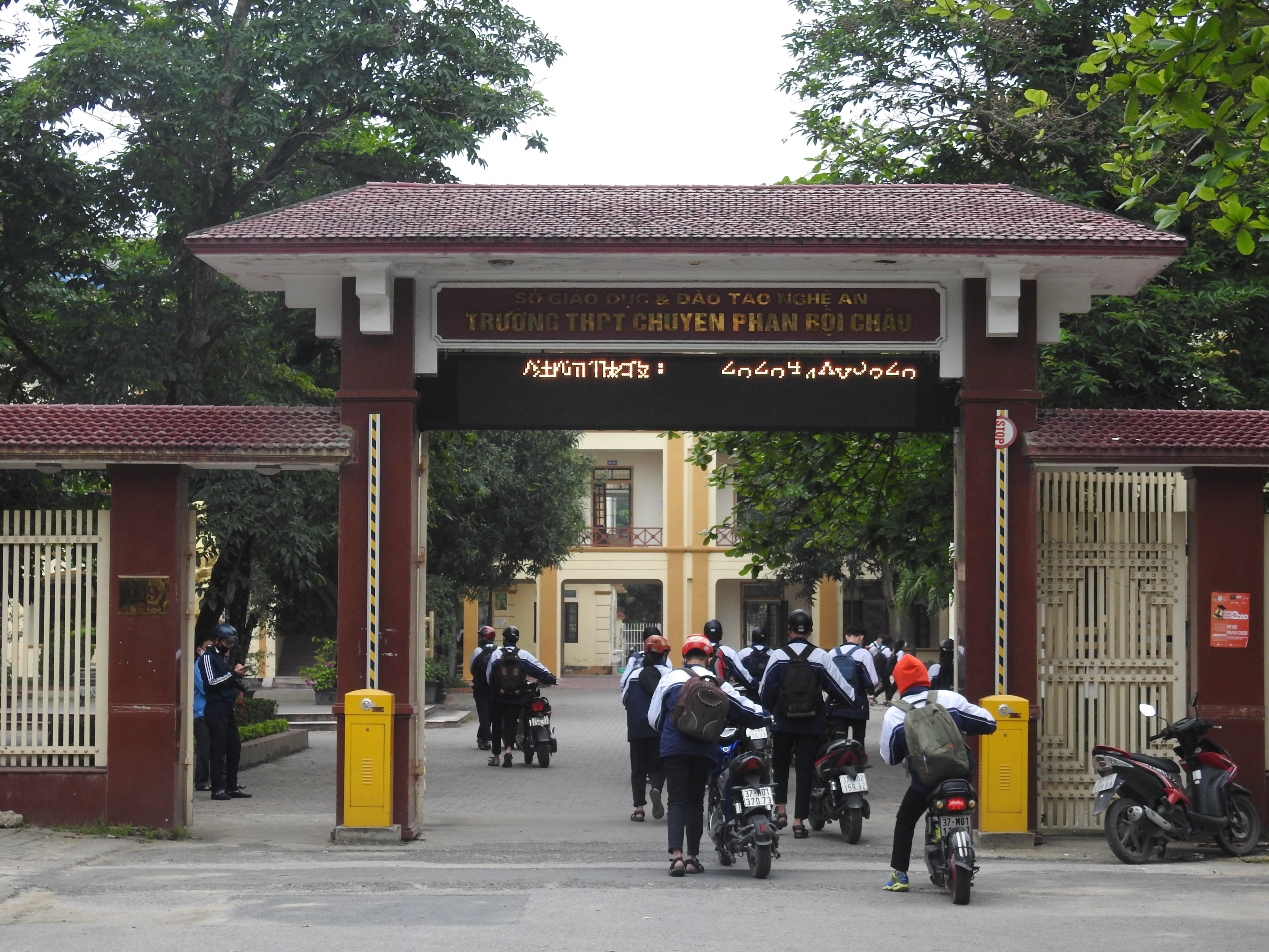 Nghệ An: Học sinh THPT trở lại trường sau thời gian cách li xã hội - Ảnh 5. Nghệ An: Học sinh THPT trở lại trường sau thời gian cách li xã hội - Ảnh 5.