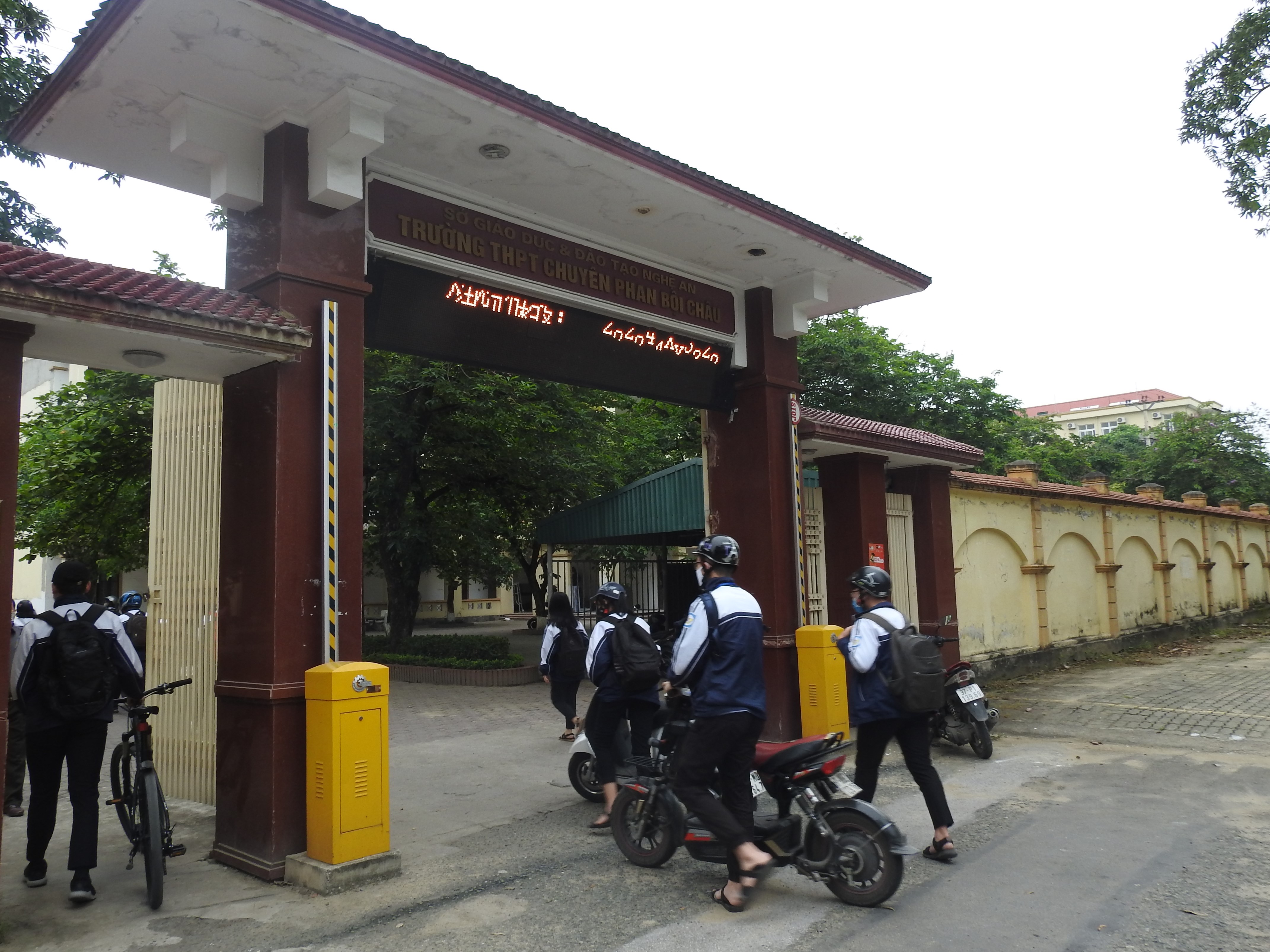 Nghệ An: Học sinh THPT trở lại trường sau thời gian cách li xã hội - Ảnh 6. Nghệ An: Học sinh THPT trở lại trường sau thời gian cách li xã hội - Ảnh 6.