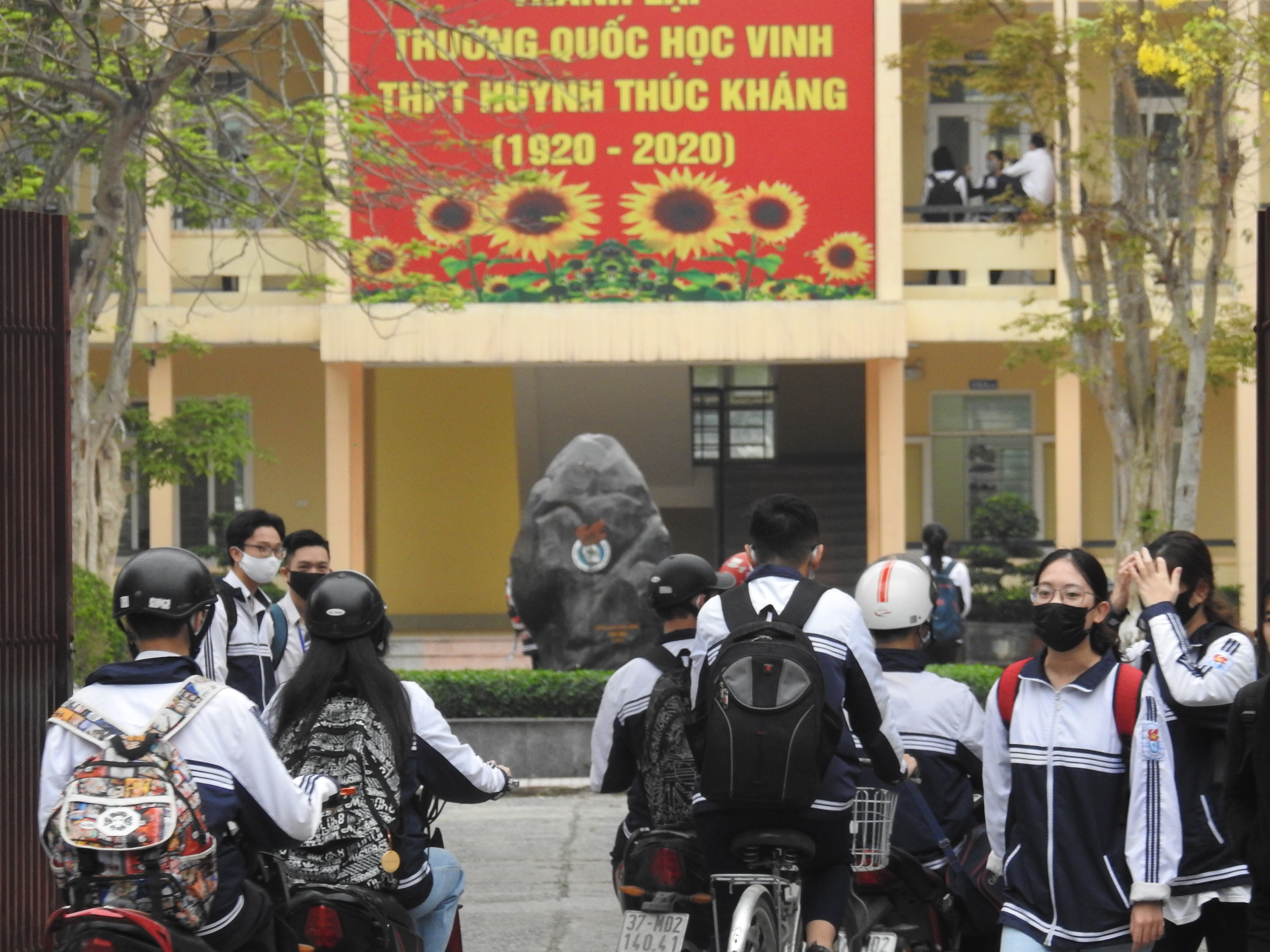Nghệ An: Học sinh THPT trở lại trường sau thời gian cách li xã hội - Ảnh 2. Nghệ An: Học sinh THPT trở lại trường sau thời gian cách li xã hội - Ảnh 2.