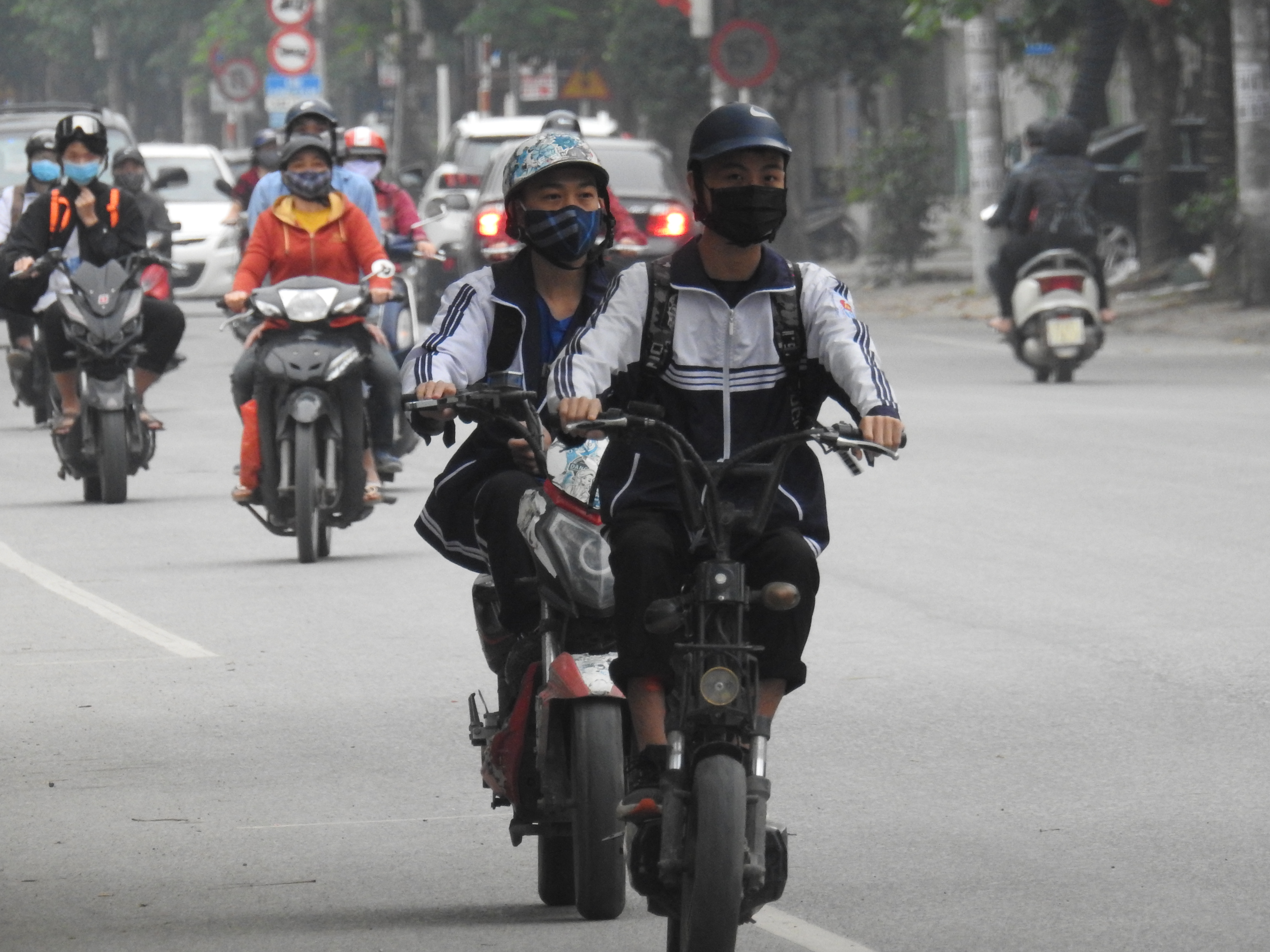 Nghệ An: Học sinh THPT trở lại trường sau thời gian cách li xã hội - Ảnh 7. Nghệ An: Học sinh THPT trở lại trường sau thời gian cách li xã hội - Ảnh 7.