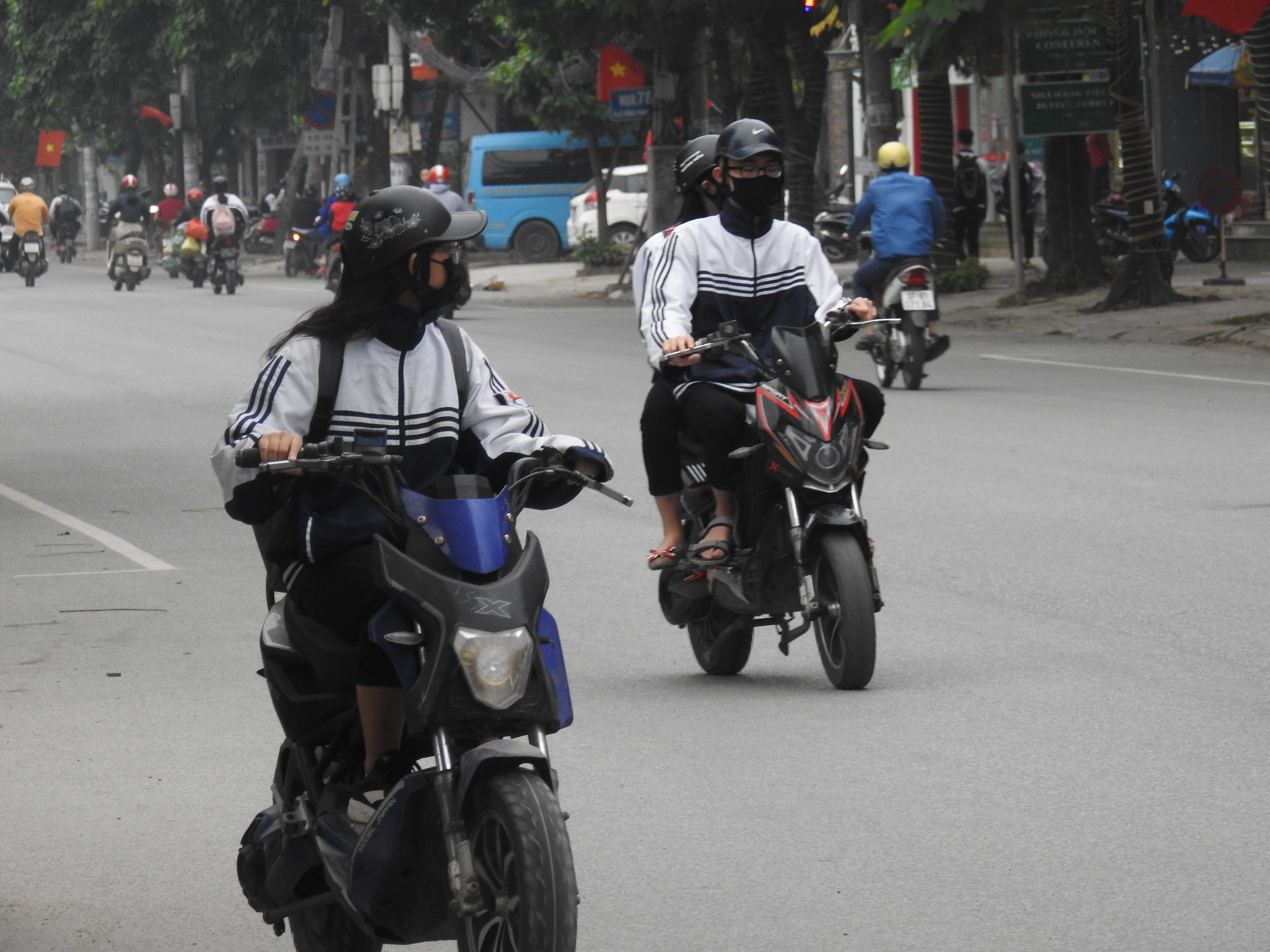 Nghệ An: Học sinh THPT trở lại trường sau thời gian cách li xã hội - Ảnh 11. Nghệ An: Học sinh THPT trở lại trường sau thời gian cách li xã hội - Ảnh 11.