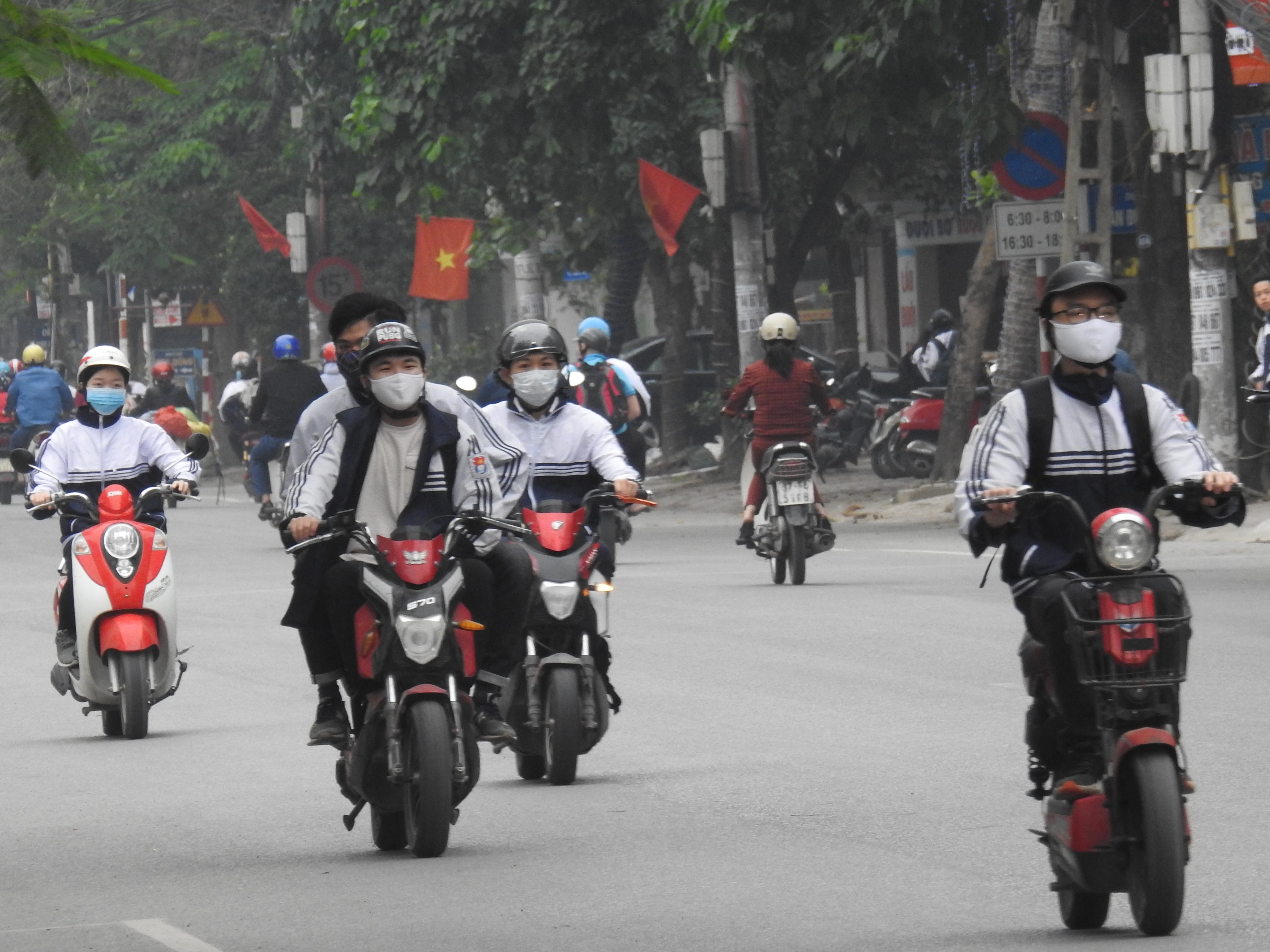 Nghệ An: Học sinh THPT trở lại trường sau thời gian cách li xã hội - Ảnh 3. Nghệ An: Học sinh THPT trở lại trường sau thời gian cách li xã hội - Ảnh 3.
