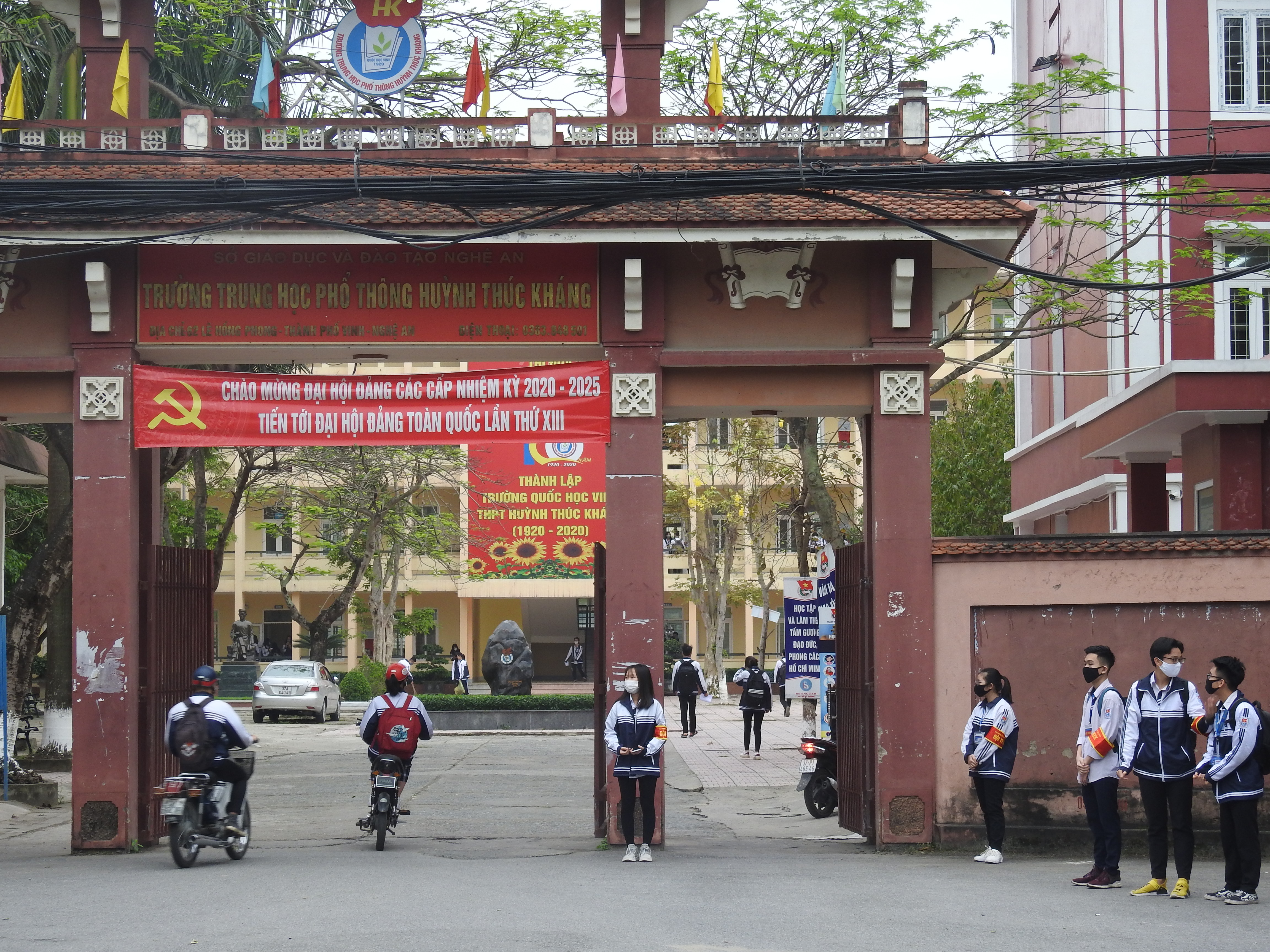 Nghệ An: Học sinh THPT trở lại trường sau thời gian cách li xã hội - Ảnh 1. Nghệ An: Học sinh THPT trở lại trường sau thời gian cách li xã hội - Ảnh 1.