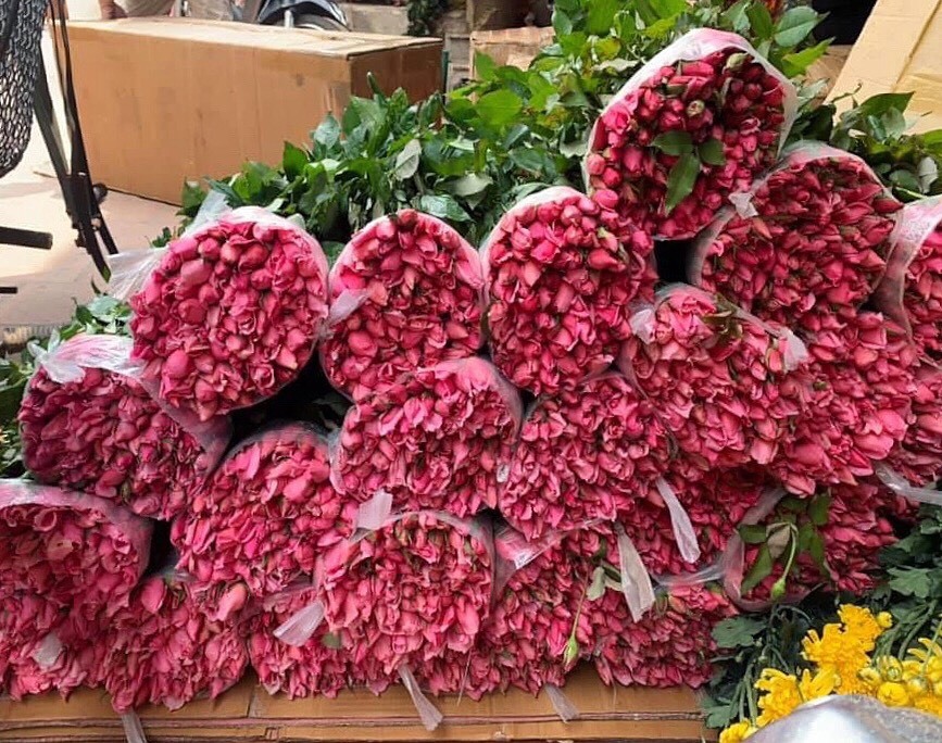 Hoa tươi tăng giá gấp 4 lần, buổi sáng bán gần 2.000 bông - Ảnh 1. Hoa tươi tăng giá gấp 4 lần, buổi sáng bán gần 2.000 bông - Ảnh 1.