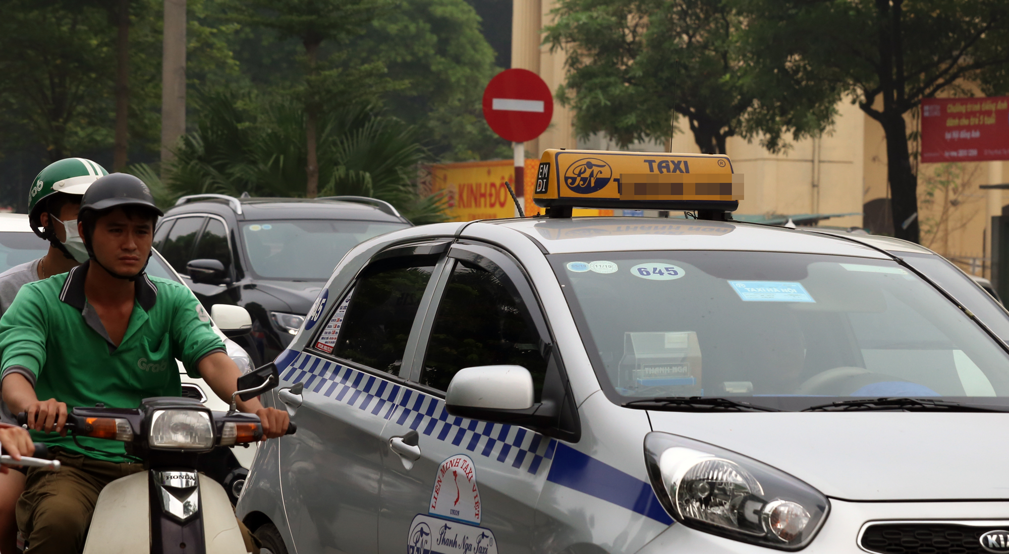 Hà Nội 'mạnh tay' xử lí taxi, xe công nghệ vi phạm dịp nghỉ lễ 30/4 và 1/5 - Ảnh 1. Hà Nội 'mạnh tay' xử lí taxi, xe công nghệ vi phạm dịp nghỉ lễ 30/4 và 1/5 - Ảnh 1.