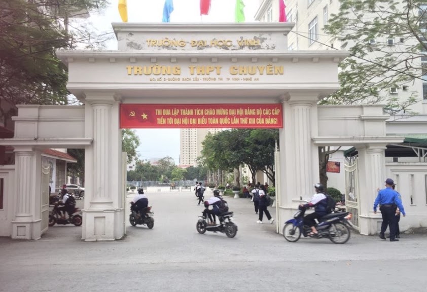 Nghệ An: Học sinh THPT trở lại trường sau thời gian cách li xã hội - Ảnh 9. Nghệ An: Học sinh THPT trở lại trường sau thời gian cách li xã hội - Ảnh 9.
