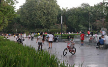 Hà Nội: 'Biển' người ùa tới công viên vui chơi dù chưa được phép