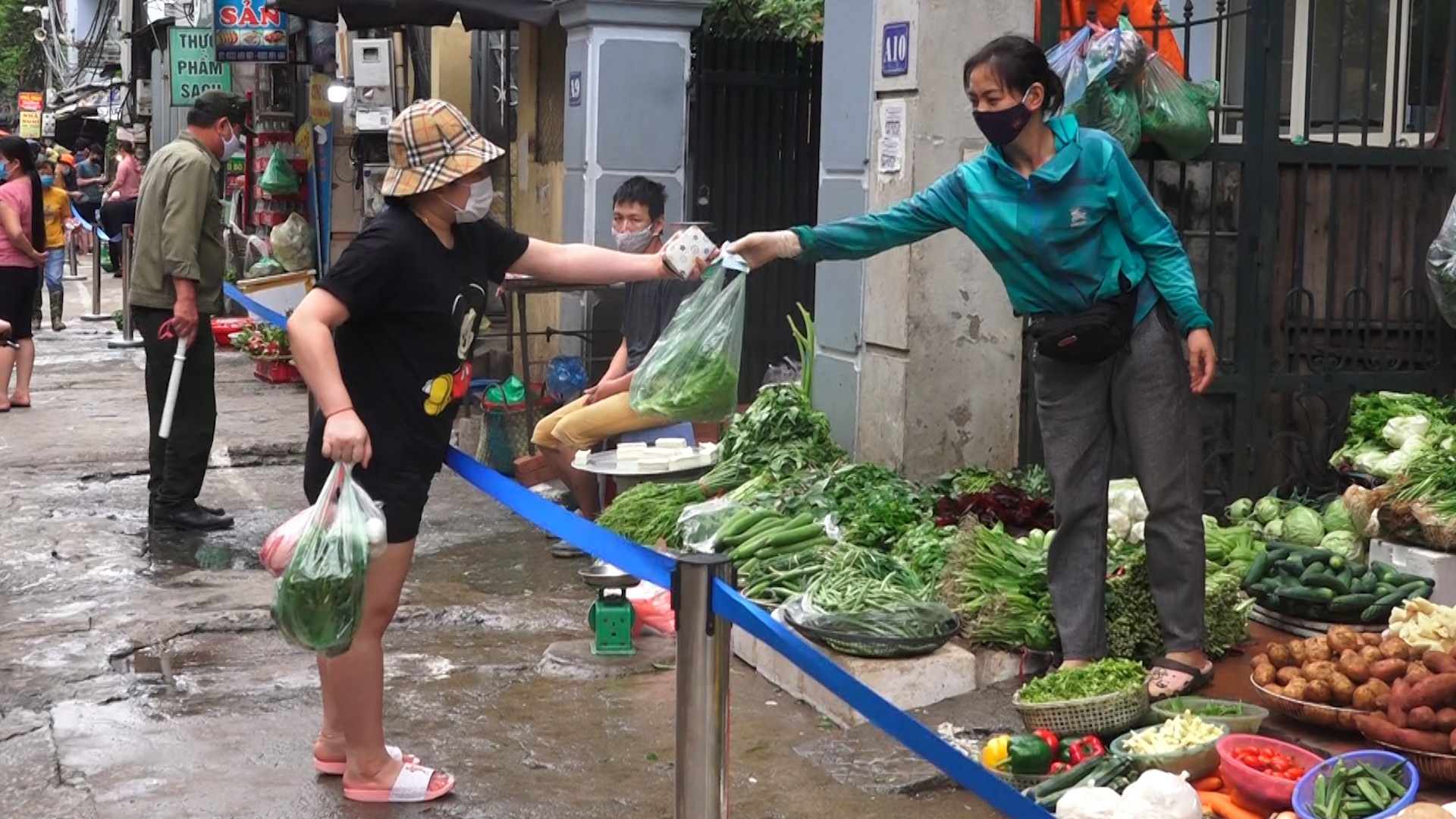 Hà Nội: Người dân hình thành nếp sống mới sau giãn cách xã hội - Ảnh 4.