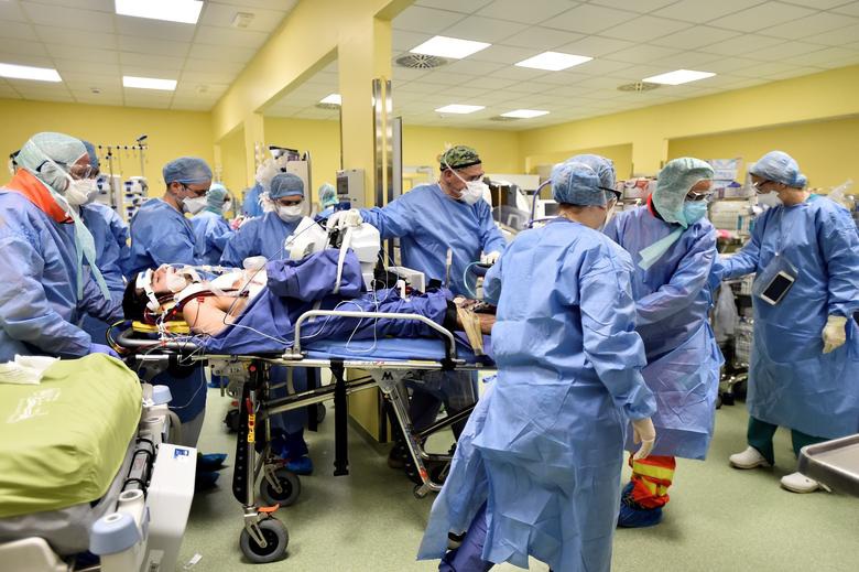 Nghịch lí thời Covid-19: Y bác sĩ cứu người nhưng bị cộng đồng kì thị - Ảnh 2.