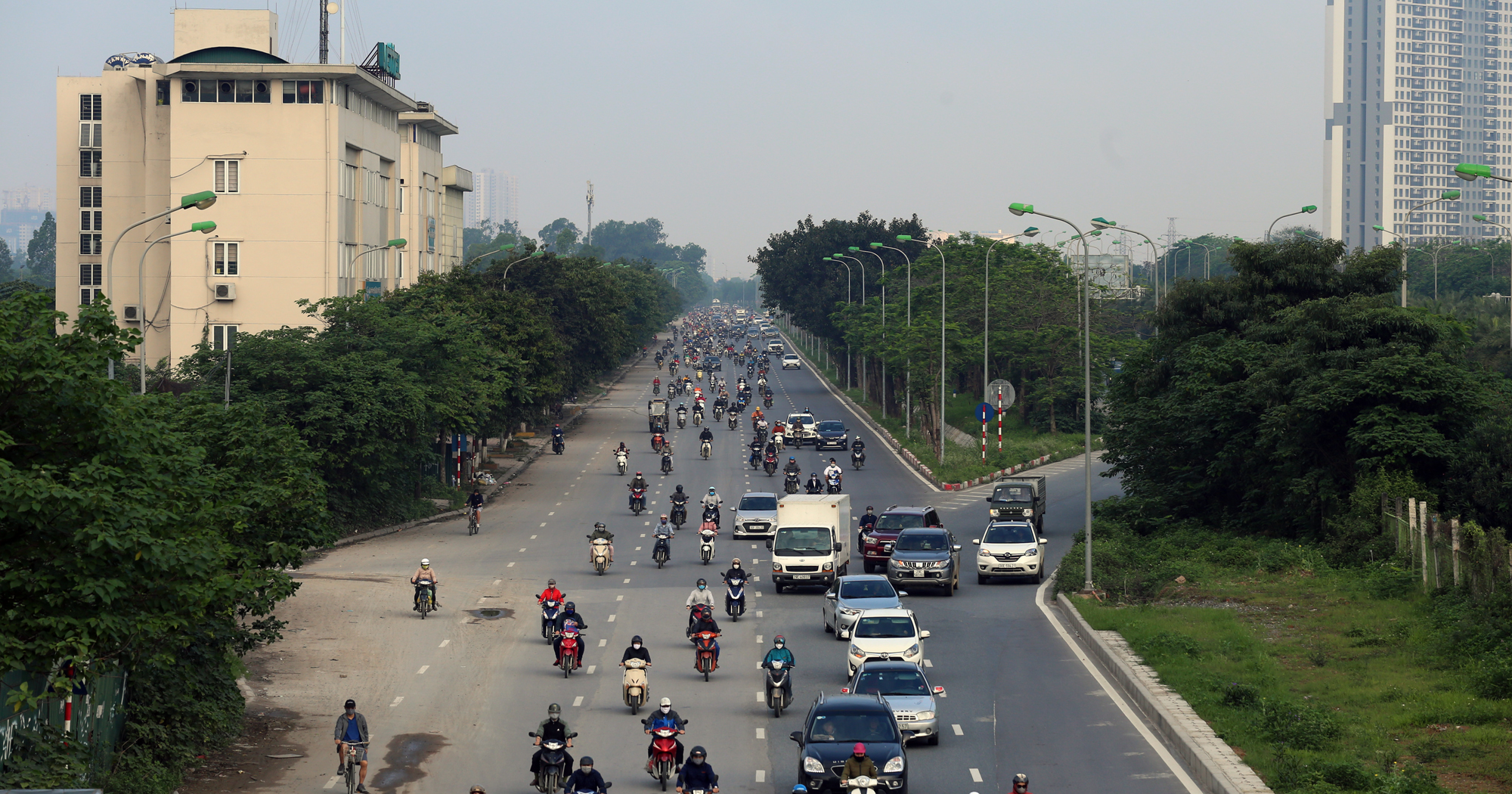 Hà Nội yêu cầu cửa hàng không thiết yếu mở cửa sau 9h sáng nhưng đường vẫn tắc giữa dịch Covid-19 - Ảnh 1.