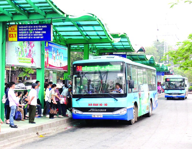 Xe buýt đưa cả nghìn người sau cách li về địa phương - Ảnh 2.