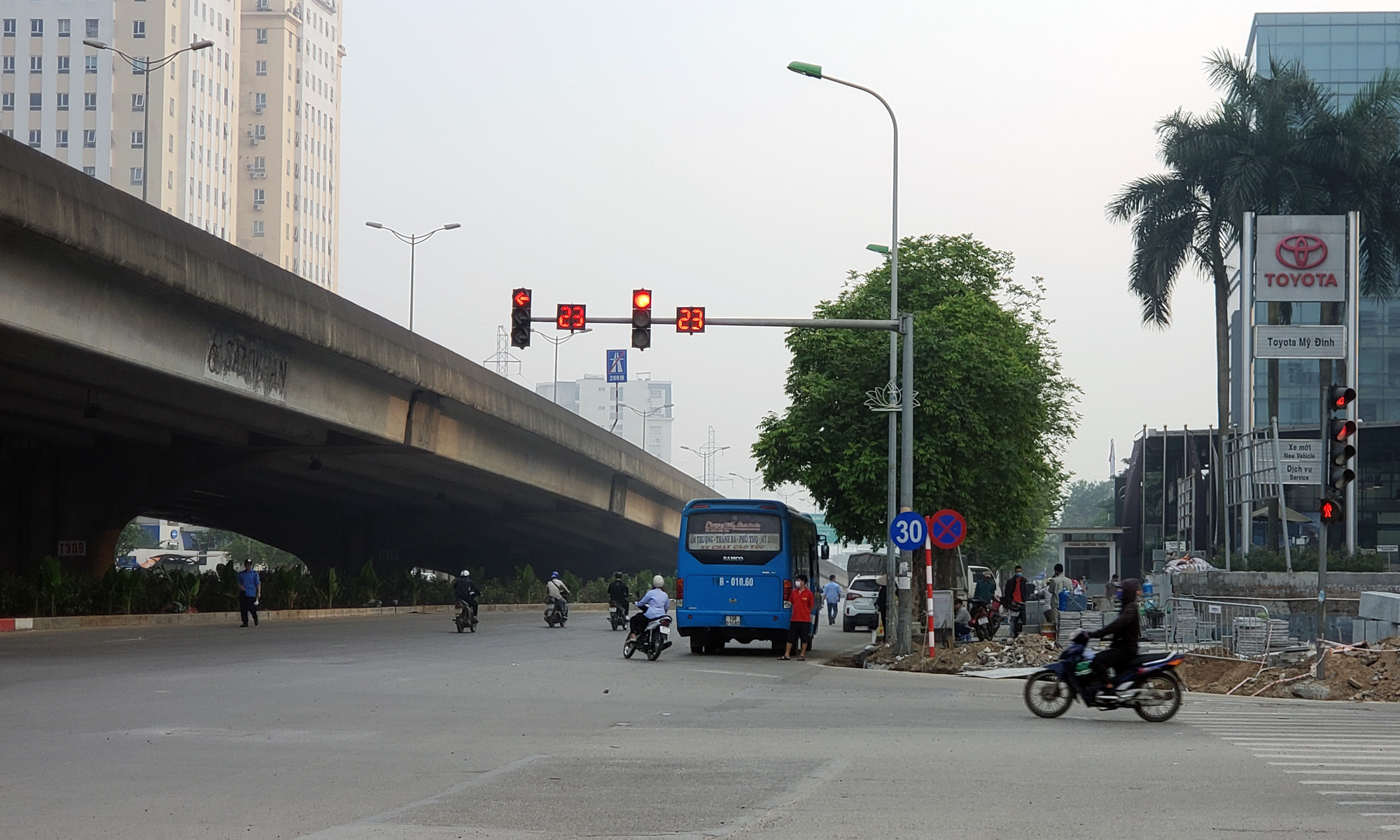 Xe khách lập bến cóc khắp Hà Nội giữa mùa dịch Covid-19 - Ảnh 1. Xe khách lập bến cóc khắp Hà Nội giữa mùa dịch Covid-19 - Ảnh 1.