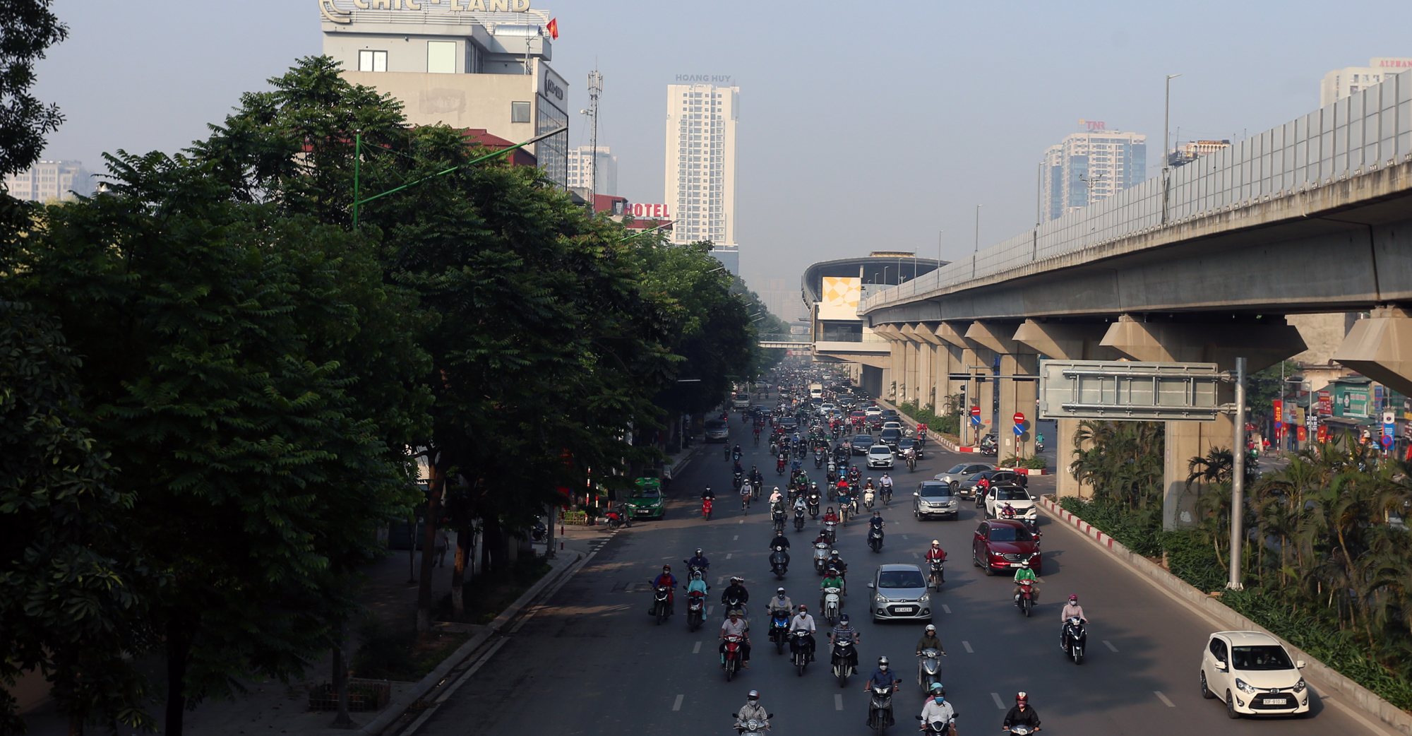 Hà Nội yêu cầu cửa hàng không thiết yếu mở cửa sau 9h sáng nhưng đường vẫn tắc giữa dịch Covid-19 - Ảnh 2.