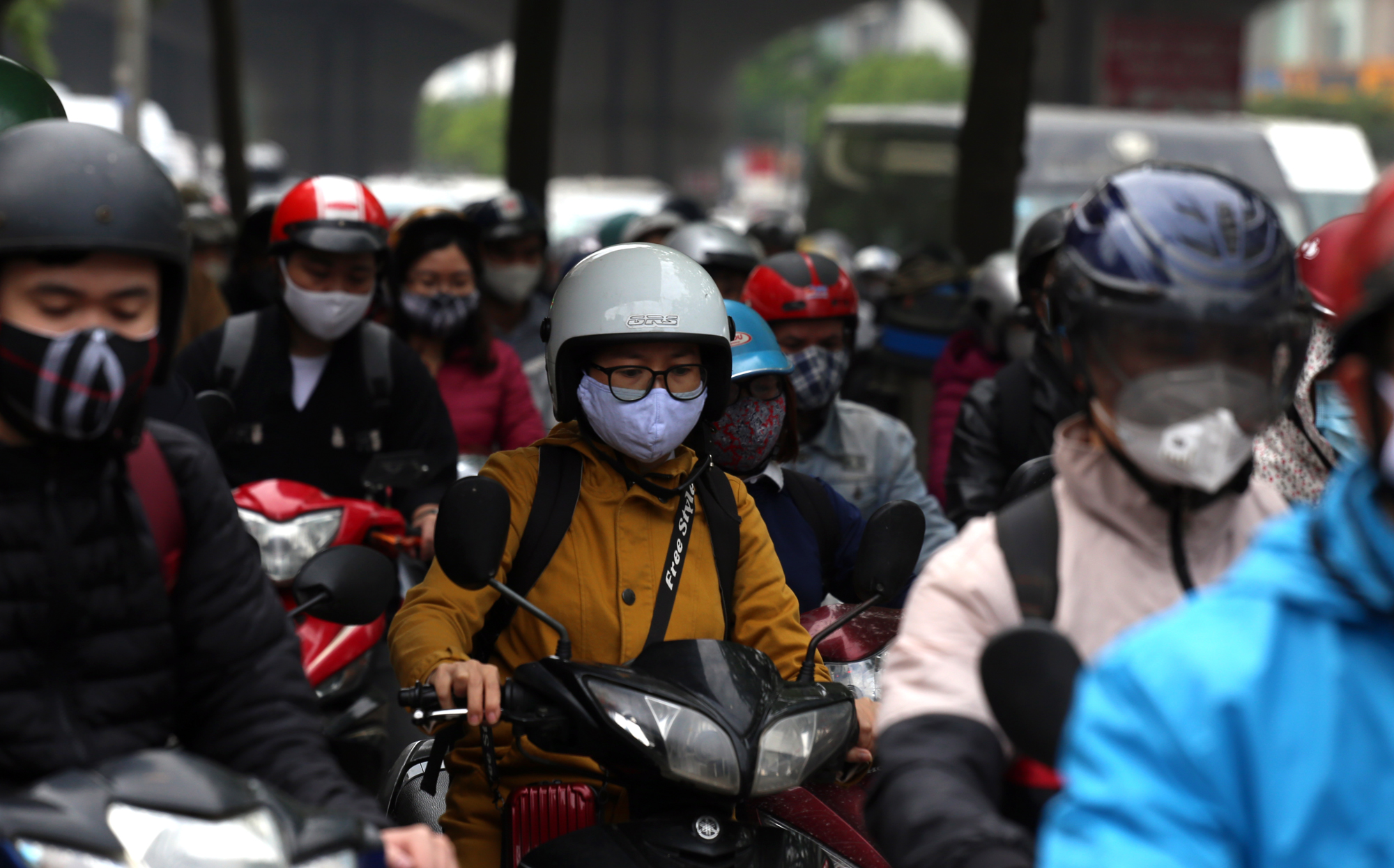 Hà Nội yêu cầu cửa hàng không thiết yếu mở cửa sau 9h sáng nhưng đường vẫn tắc giữa dịch Covid-19 - Ảnh 11.