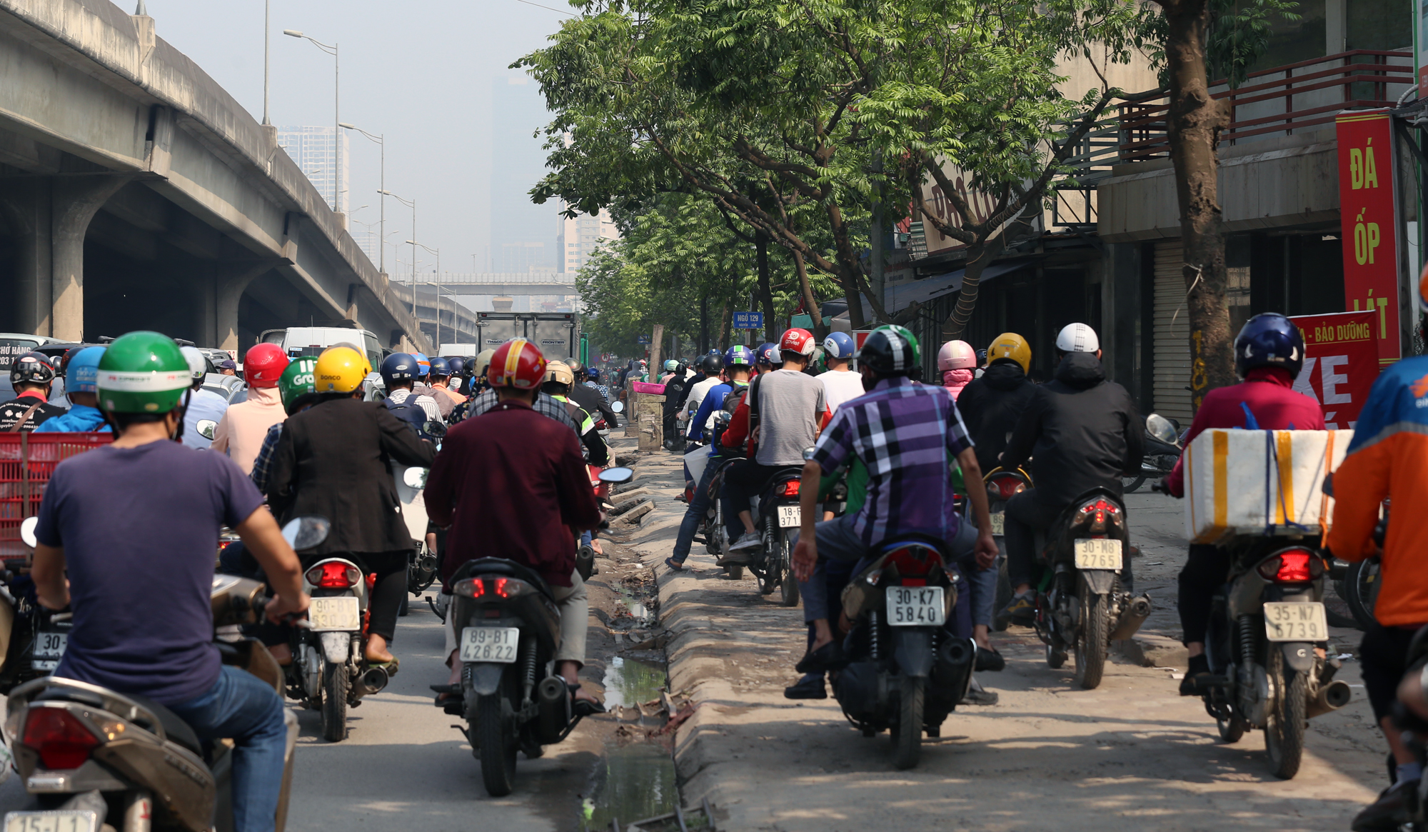Hà Nội yêu cầu cửa hàng không thiết yếu mở cửa sau 9h sáng nhưng đường vẫn tắc giữa dịch Covid-19 - Ảnh 12.