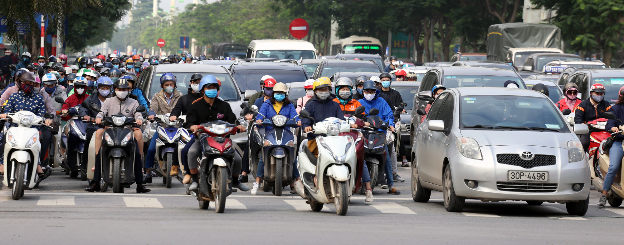 Hà Nội yêu cầu cửa hàng không thiết yếu mở cửa sau 9h sáng nhưng đường vẫn tắc giữa dịch Covid-19 - Ảnh 5.