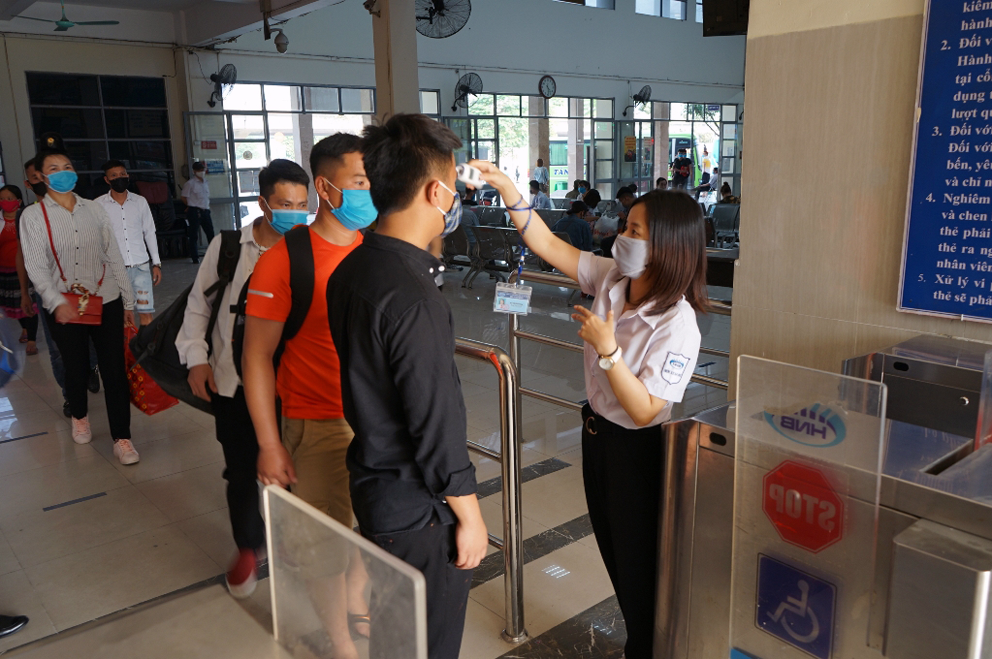 Bến xe ở Hà Nội vắng vẻ dịp nghỉ lễ 30/4 giữa dịch Covid-19 - Ảnh 4. Bến xe ở Hà Nội vắng vẻ dịp nghỉ lễ 30/4 giữa dịch Covid-19 - Ảnh 4.