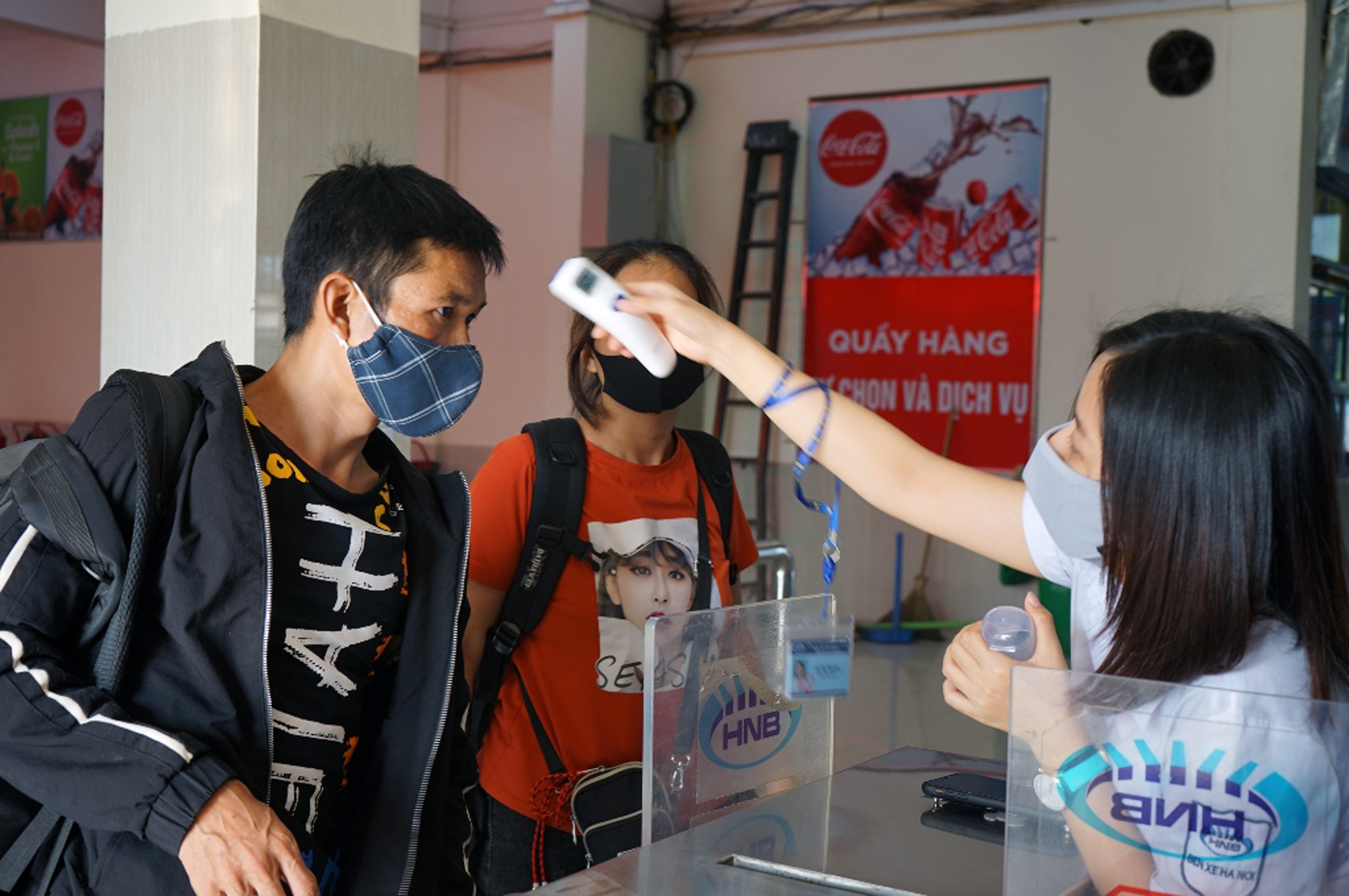 Bến xe ở Hà Nội vắng vẻ dịp nghỉ lễ 30/4 giữa dịch Covid-19 - Ảnh 5. Bến xe ở Hà Nội vắng vẻ dịp nghỉ lễ 30/4 giữa dịch Covid-19 - Ảnh 5.