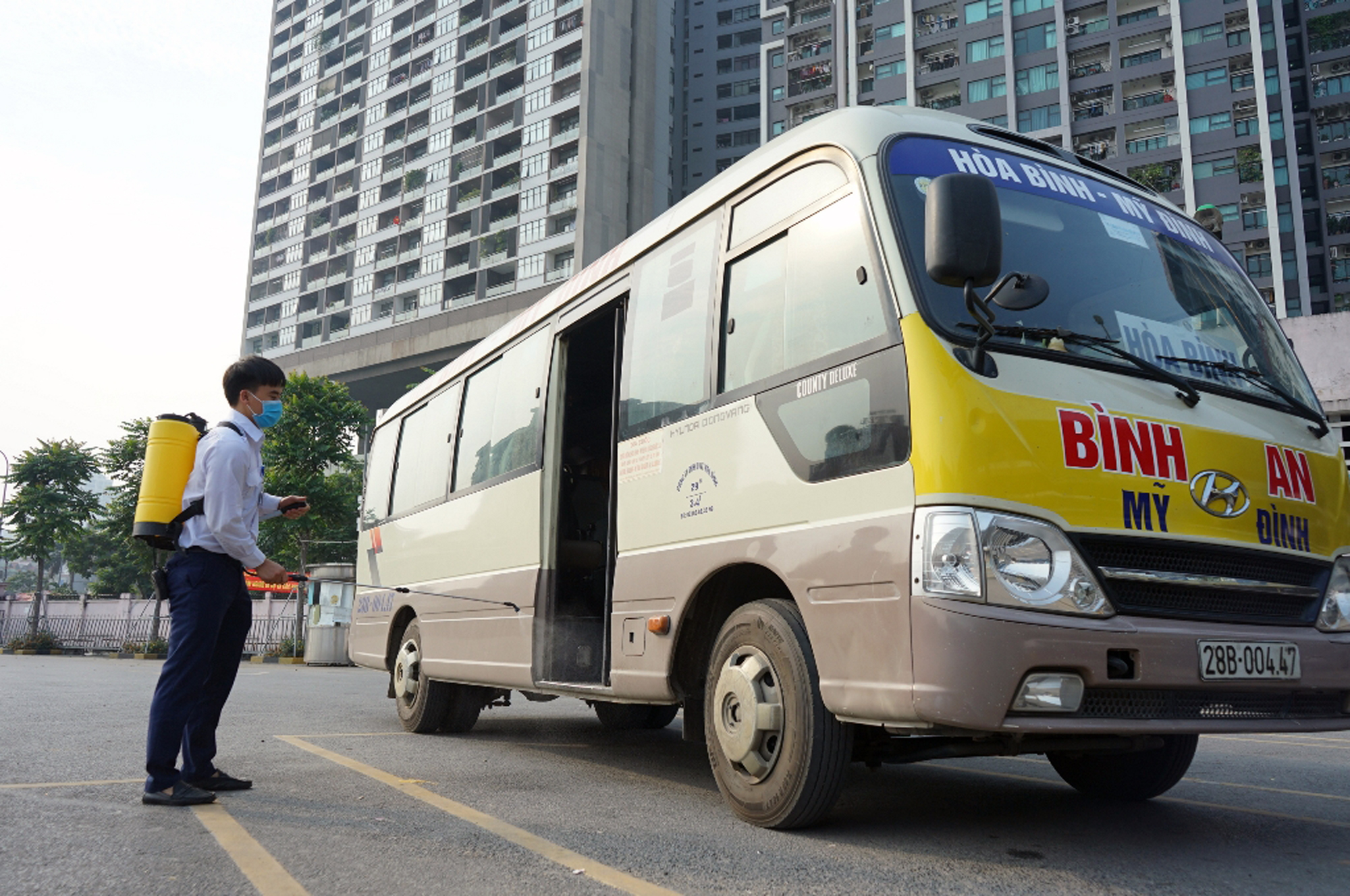 Bến xe ở Hà Nội vắng vẻ dịp nghỉ lễ 30/4 giữa dịch Covid-19 - Ảnh 7. Bến xe ở Hà Nội vắng vẻ dịp nghỉ lễ 30/4 giữa dịch Covid-19 - Ảnh 7.