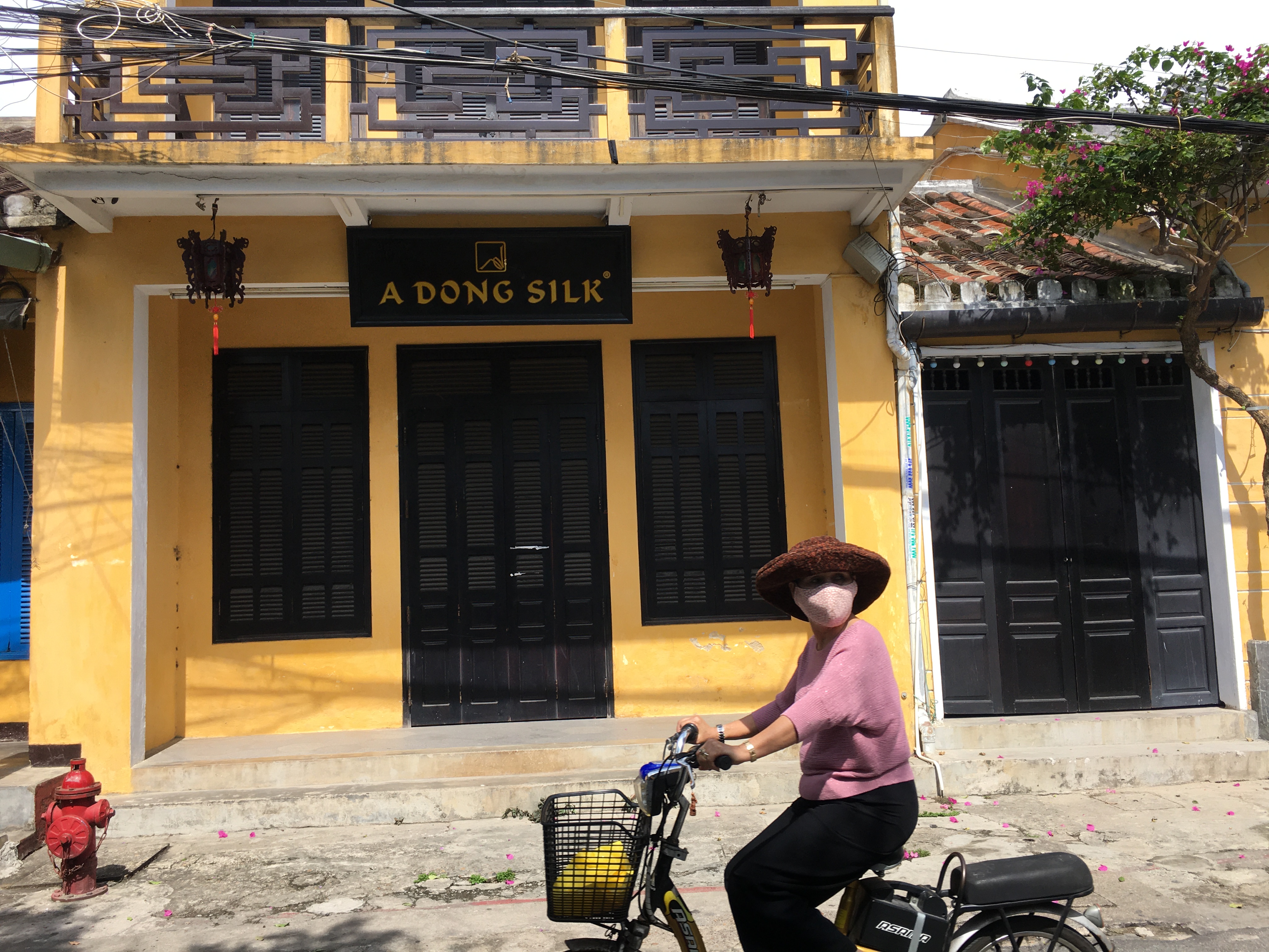 Phố cổ Hội An: Hàng quán bán đồ ăn uống, cà phê không hoạt động, bàn ghế chỏng chơ phủ bụi trước thềm lễ 30/4 và 1/5 - Ảnh 2. Phố cổ Hội An: Hàng quán bán đồ ăn uống, cà phê không hoạt động, bàn ghế chỏng chơ phủ bụi trước thềm lễ 30/4 và 1/5 - Ảnh 2.