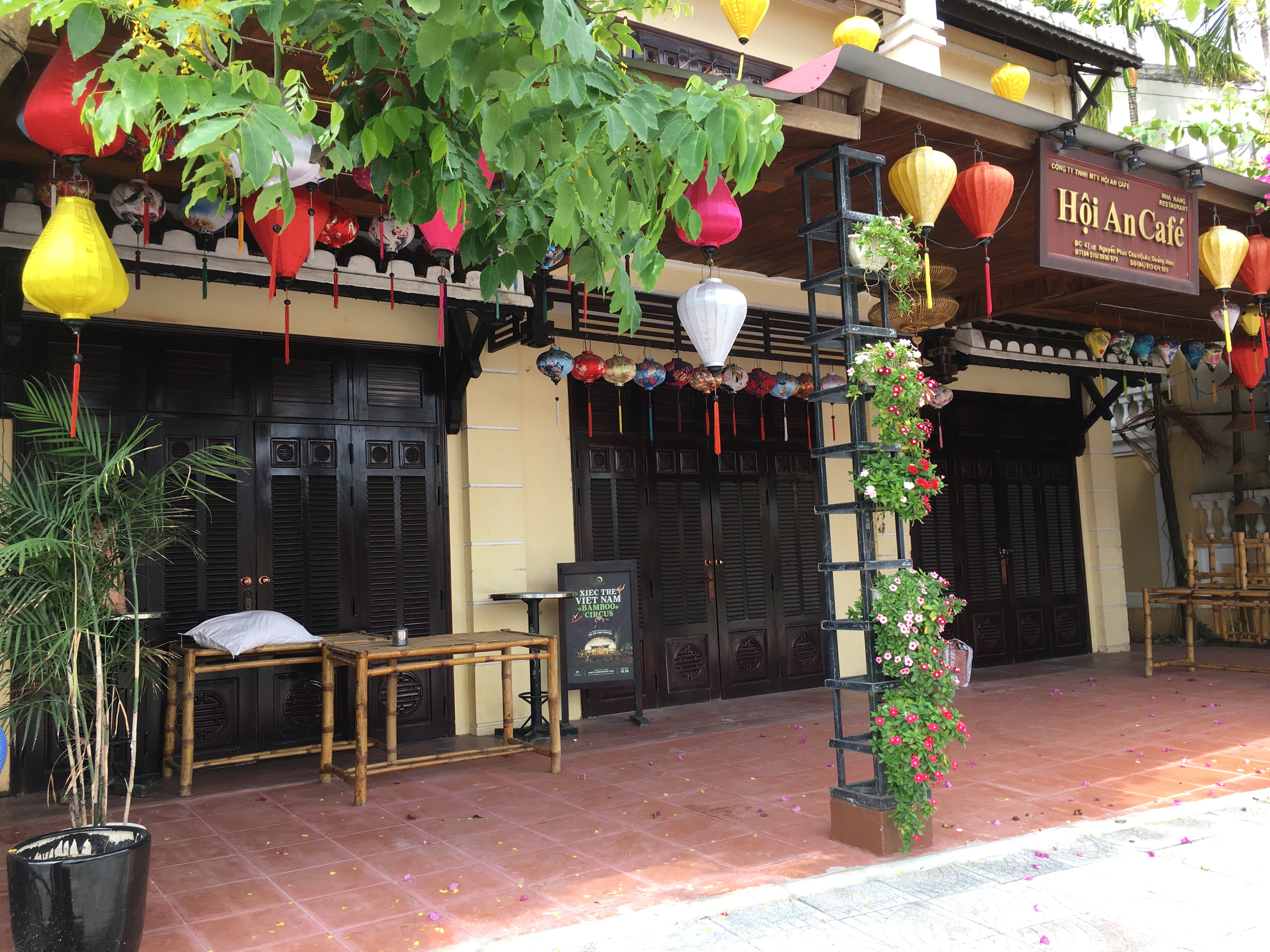 Phố cổ Hội An: Hàng quán bán đồ ăn uống, cà phê không hoạt động, bàn ghế chỏng chơ phủ bụi trước thềm lễ 30/4 và 1/5 - Ảnh 5. Phố cổ Hội An: Hàng quán bán đồ ăn uống, cà phê không hoạt động, bàn ghế chỏng chơ phủ bụi trước thềm lễ 30/4 và 1/5 - Ảnh 5.