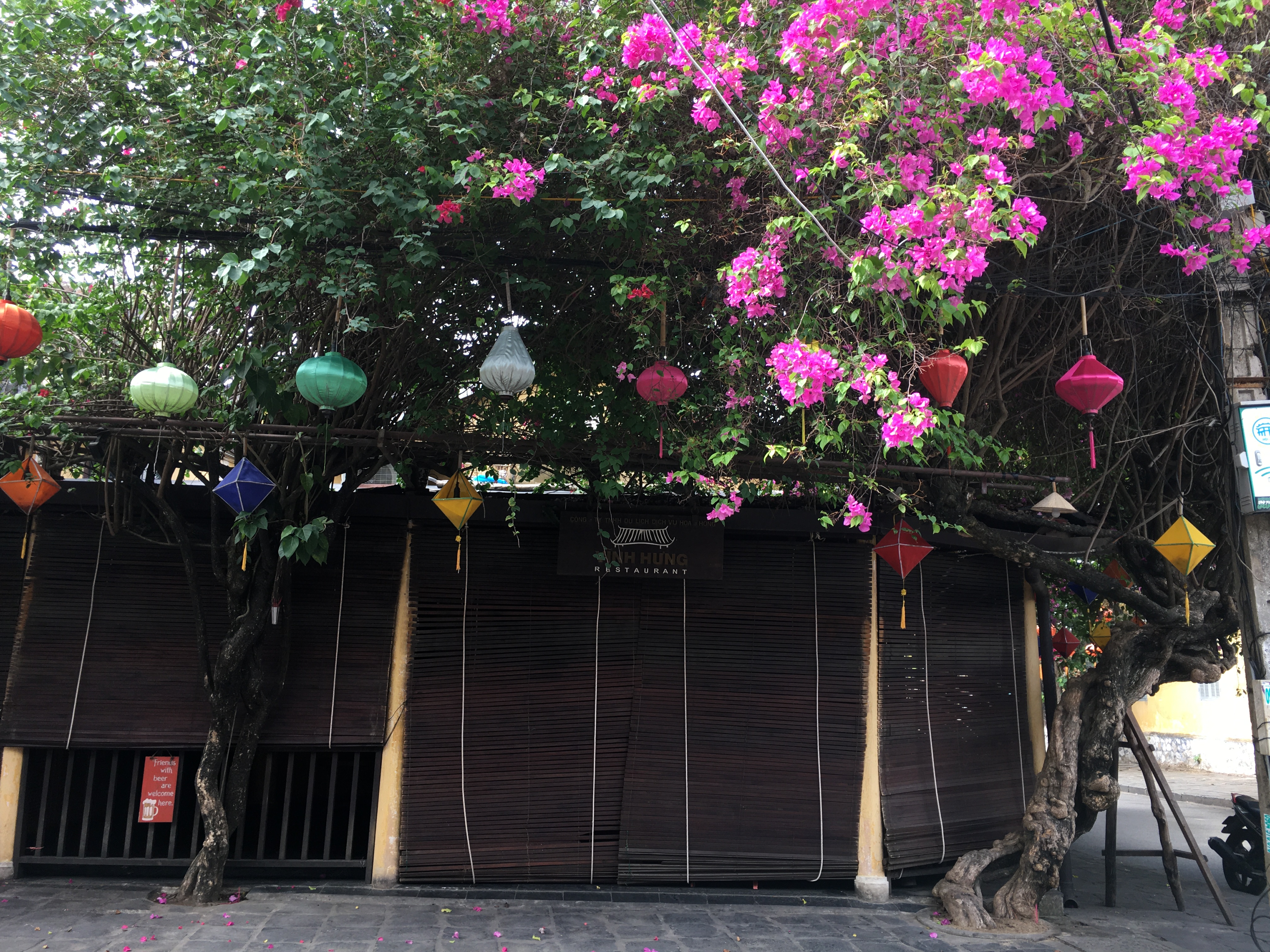 Phố cổ Hội An: Hàng quán bán đồ ăn uống, cà phê không hoạt động, bàn ghế chỏng chơ phủ bụi trước thềm lễ 30/4 và 1/5 - Ảnh 4. Phố cổ Hội An: Hàng quán bán đồ ăn uống, cà phê không hoạt động, bàn ghế chỏng chơ phủ bụi trước thềm lễ 30/4 và 1/5 - Ảnh 4.