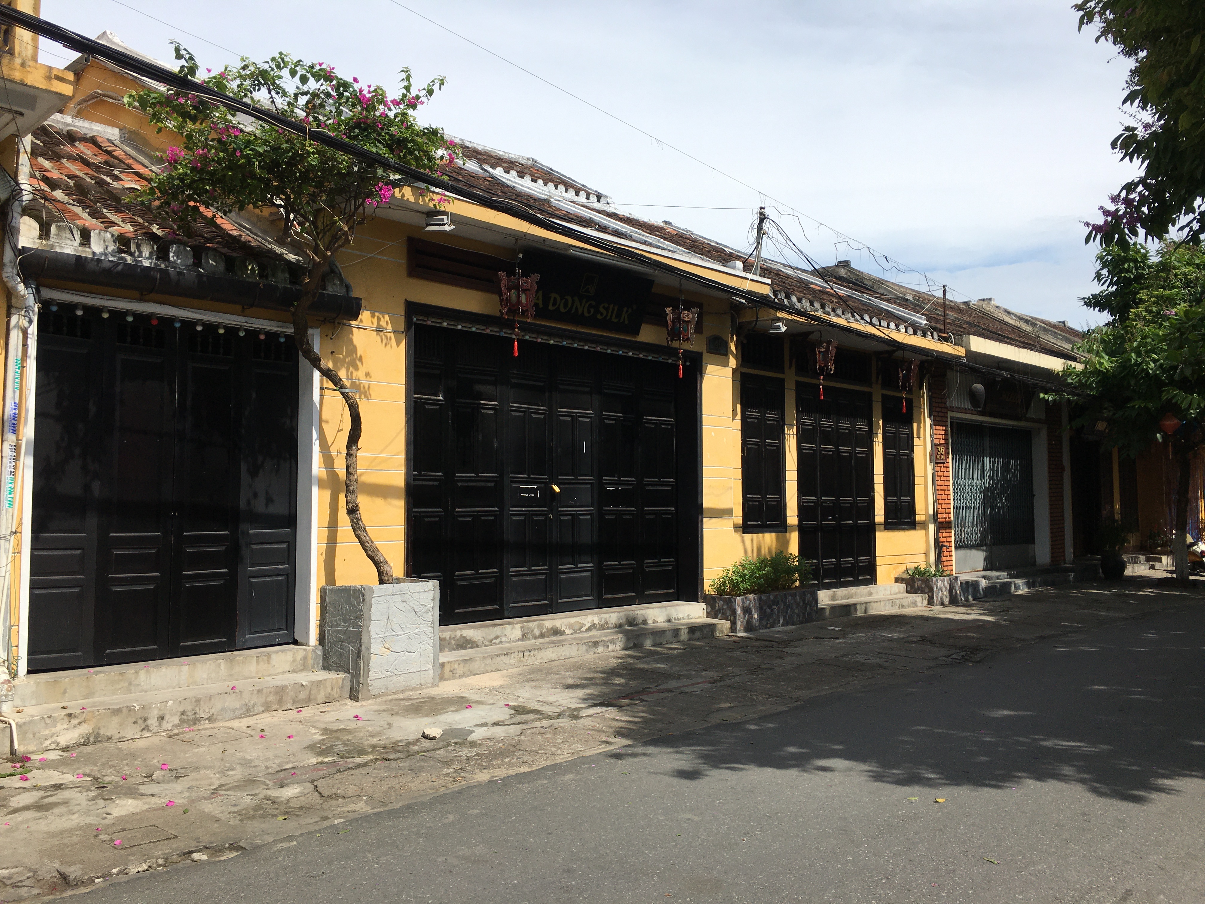 Phố cổ Hội An: Hàng quán bán đồ ăn uống, cà phê không hoạt động, bàn ghế chỏng chơ phủ bụi trước thềm lễ 30/4 và 1/5 - Ảnh 13. Phố cổ Hội An: Hàng quán bán đồ ăn uống, cà phê không hoạt động, bàn ghế chỏng chơ phủ bụi trước thềm lễ 30/4 và 1/5 - Ảnh 13.