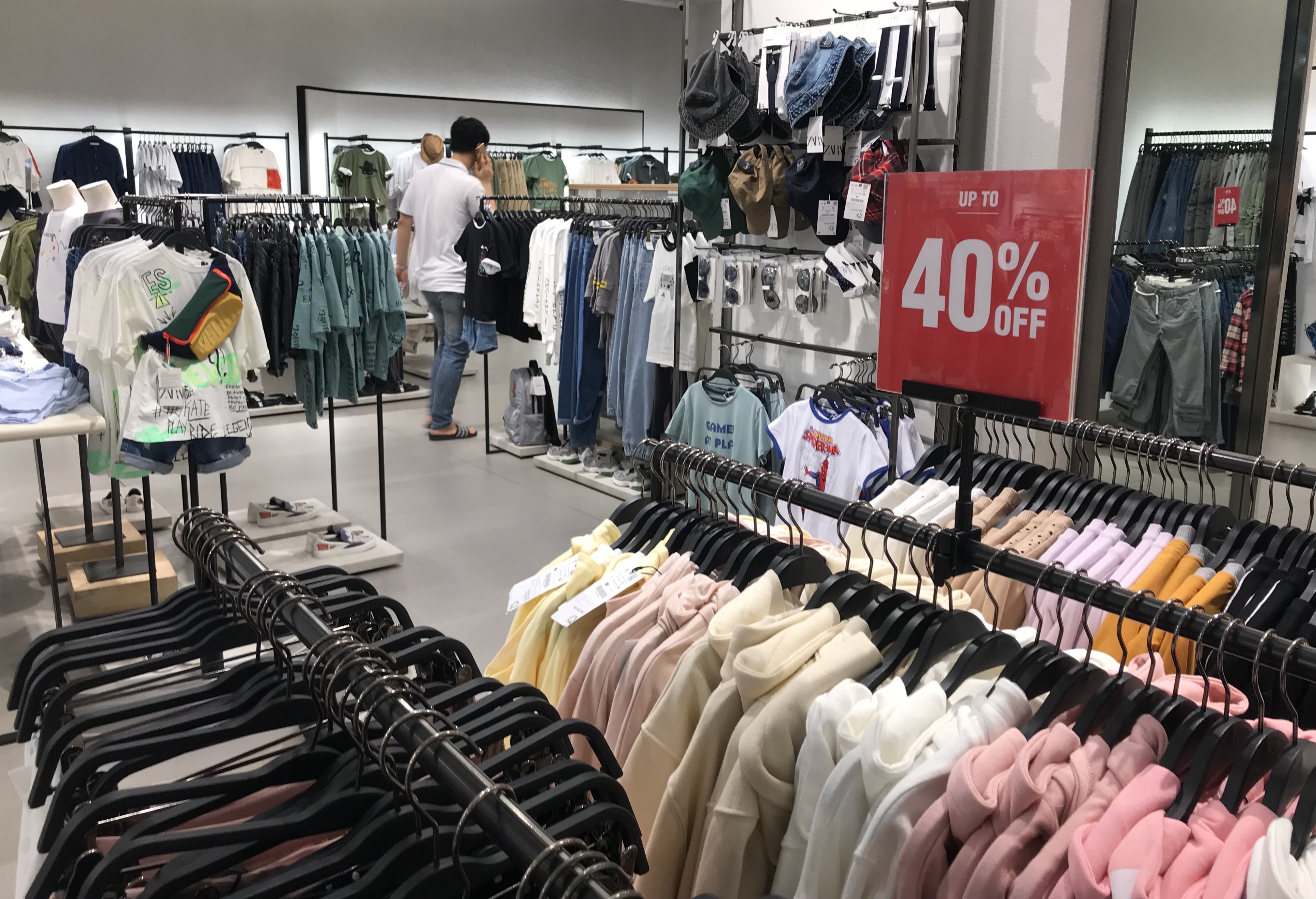 Hàng hiệu, nhà hàng khuyến mãi chồng khuyến mãi chưa từng có chờ khách dịp lễ 30/4 - Ảnh 2. Hàng hiệu, nhà hàng khuyến mãi chồng khuyến mãi chưa từng có chờ khách dịp lễ 30/4 - Ảnh 2.