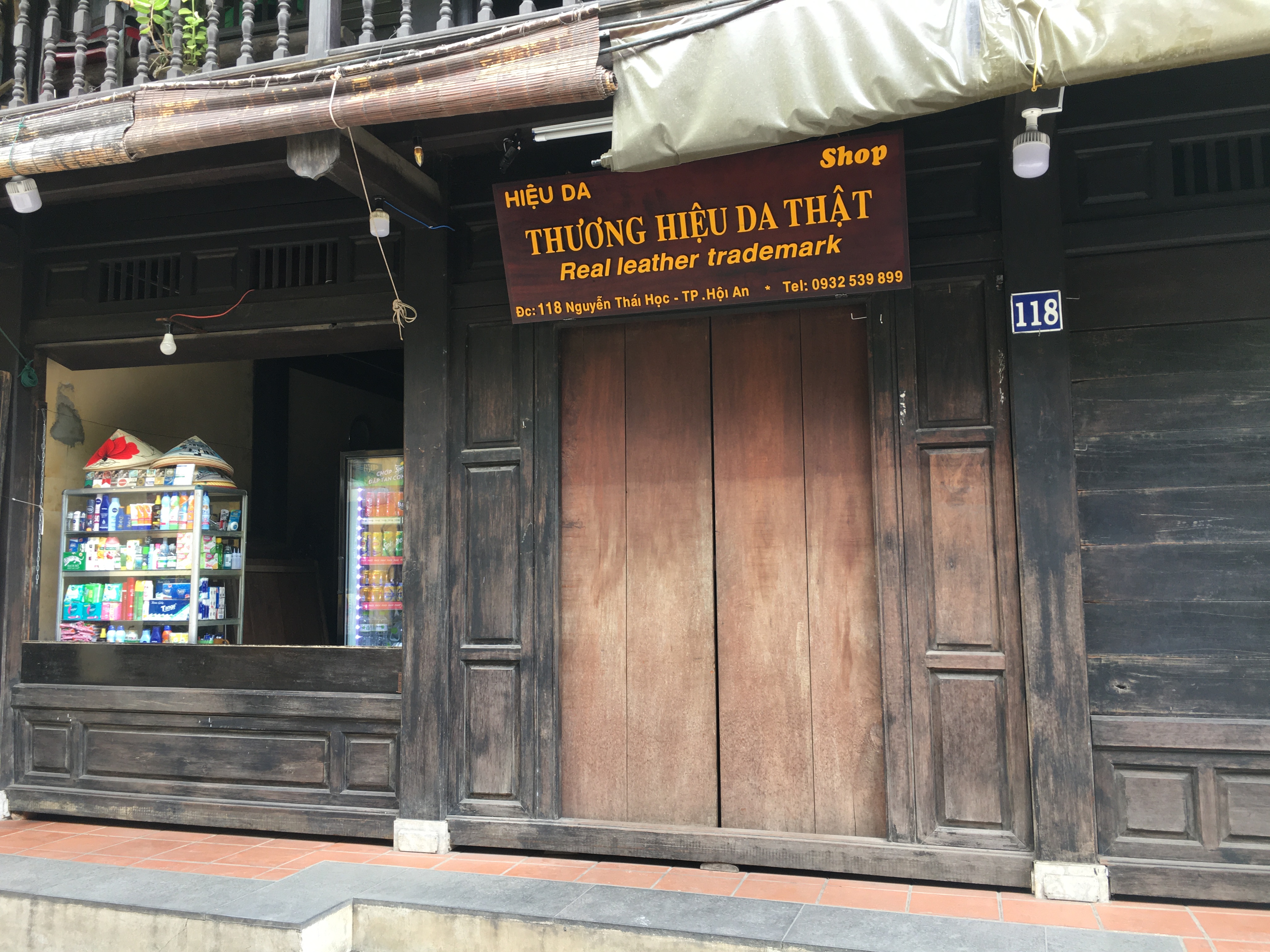 Phố cổ Hội An: Hàng quán bán đồ ăn uống, cà phê không hoạt động, bàn ghế chỏng chơ phủ bụi trước thềm lễ 30/4 và 1/5 - Ảnh 12. Phố cổ Hội An: Hàng quán bán đồ ăn uống, cà phê không hoạt động, bàn ghế chỏng chơ phủ bụi trước thềm lễ 30/4 và 1/5 - Ảnh 12.