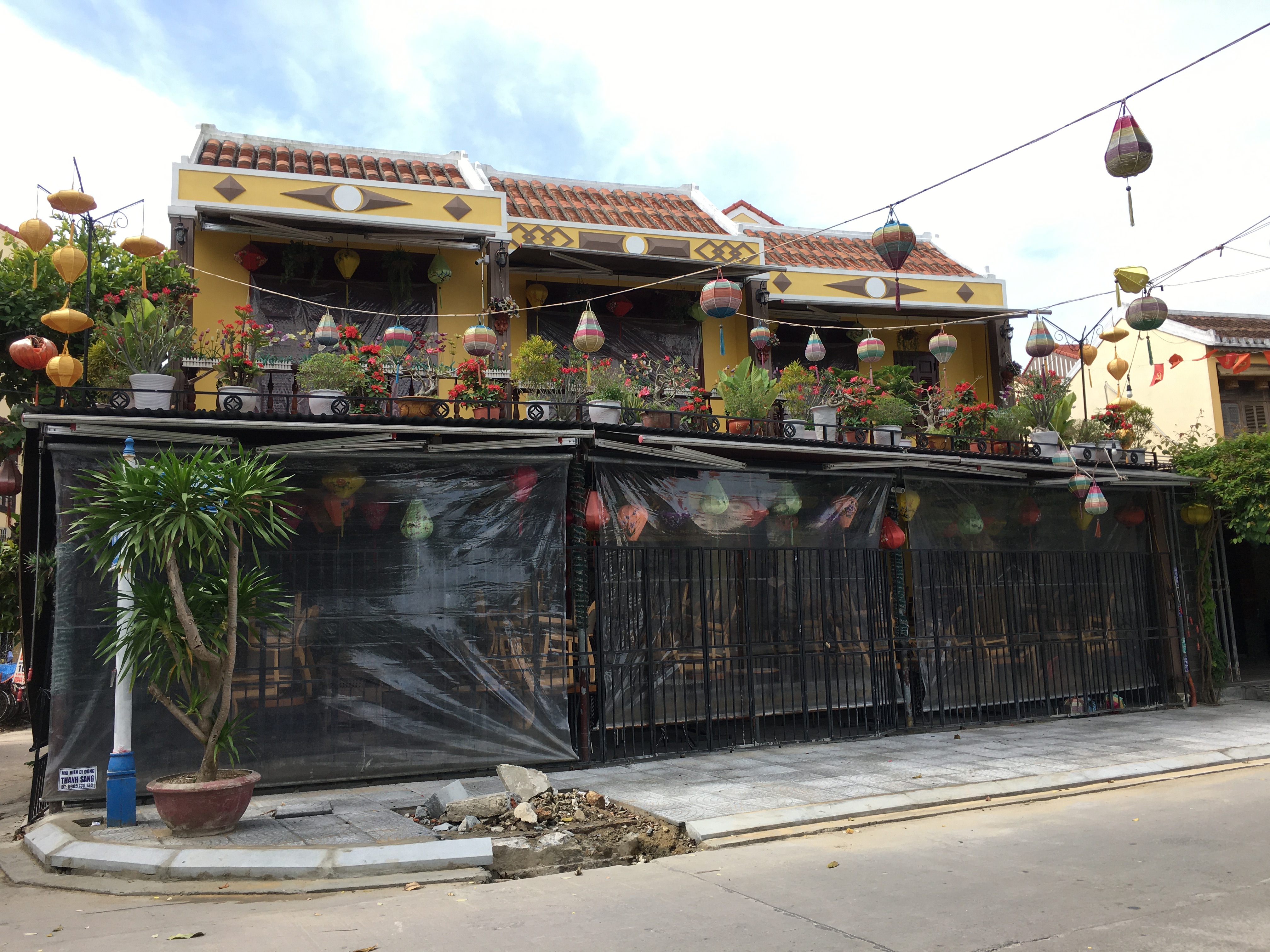 Phố cổ Hội An: Hàng quán bán đồ ăn uống, cà phê không hoạt động, bàn ghế chỏng chơ phủ bụi trước thềm lễ 30/4 và 1/5 - Ảnh 7. Phố cổ Hội An: Hàng quán bán đồ ăn uống, cà phê không hoạt động, bàn ghế chỏng chơ phủ bụi trước thềm lễ 30/4 và 1/5 - Ảnh 7.